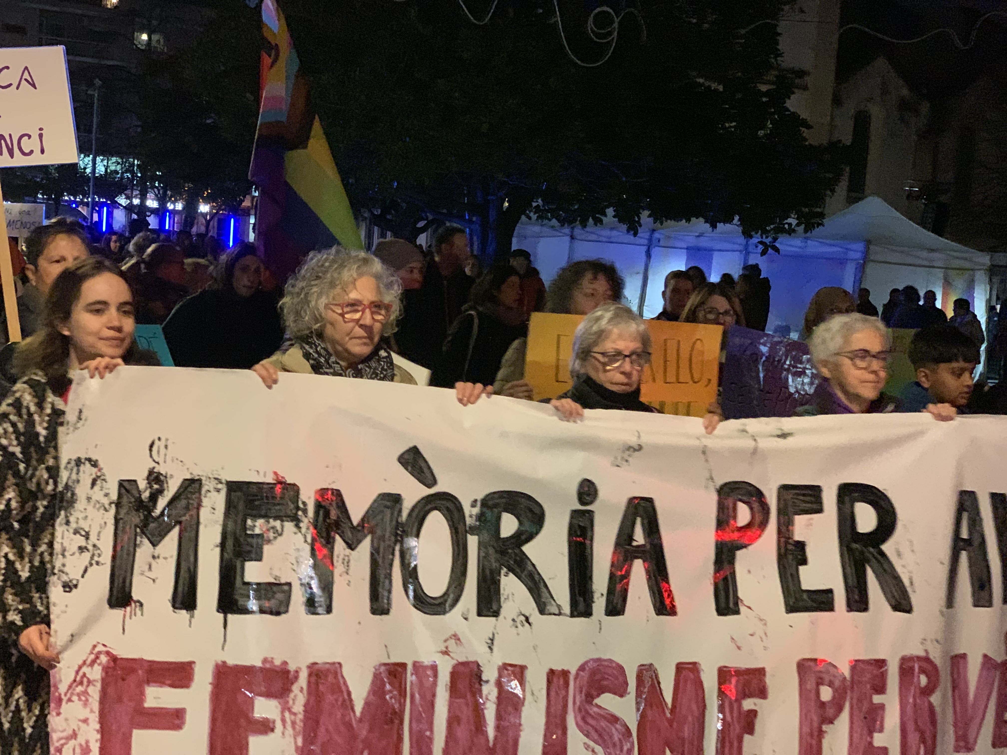 Marxa de protesta el 25 N, al pas per la plaça de Francesc Layret. FOTO: Judit Josa.