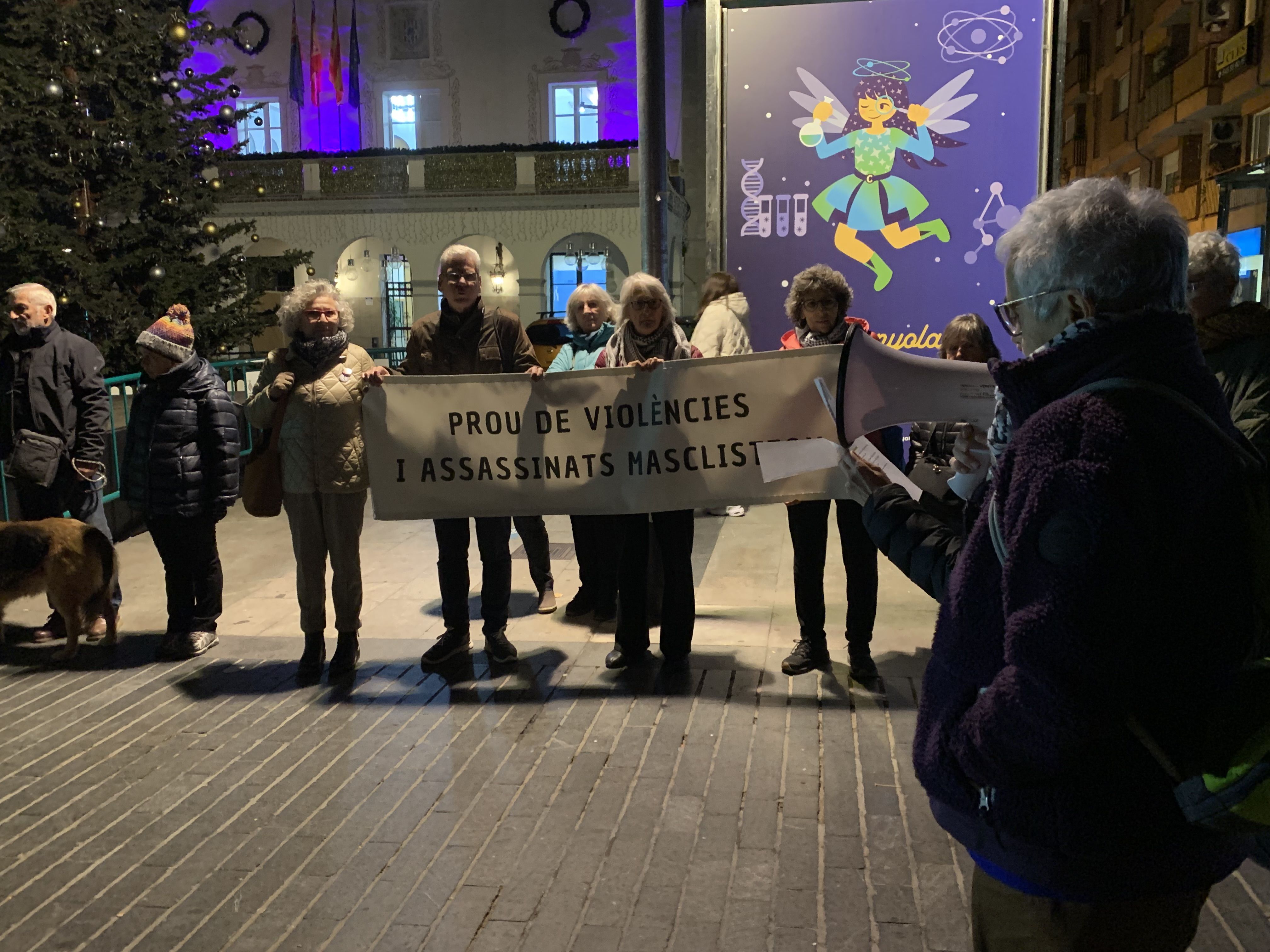 Lectura aquest dijous 27 de novembre de la història de les dones i menors assassinats, en homenatge i denúncia. FOTO: Judit Josa