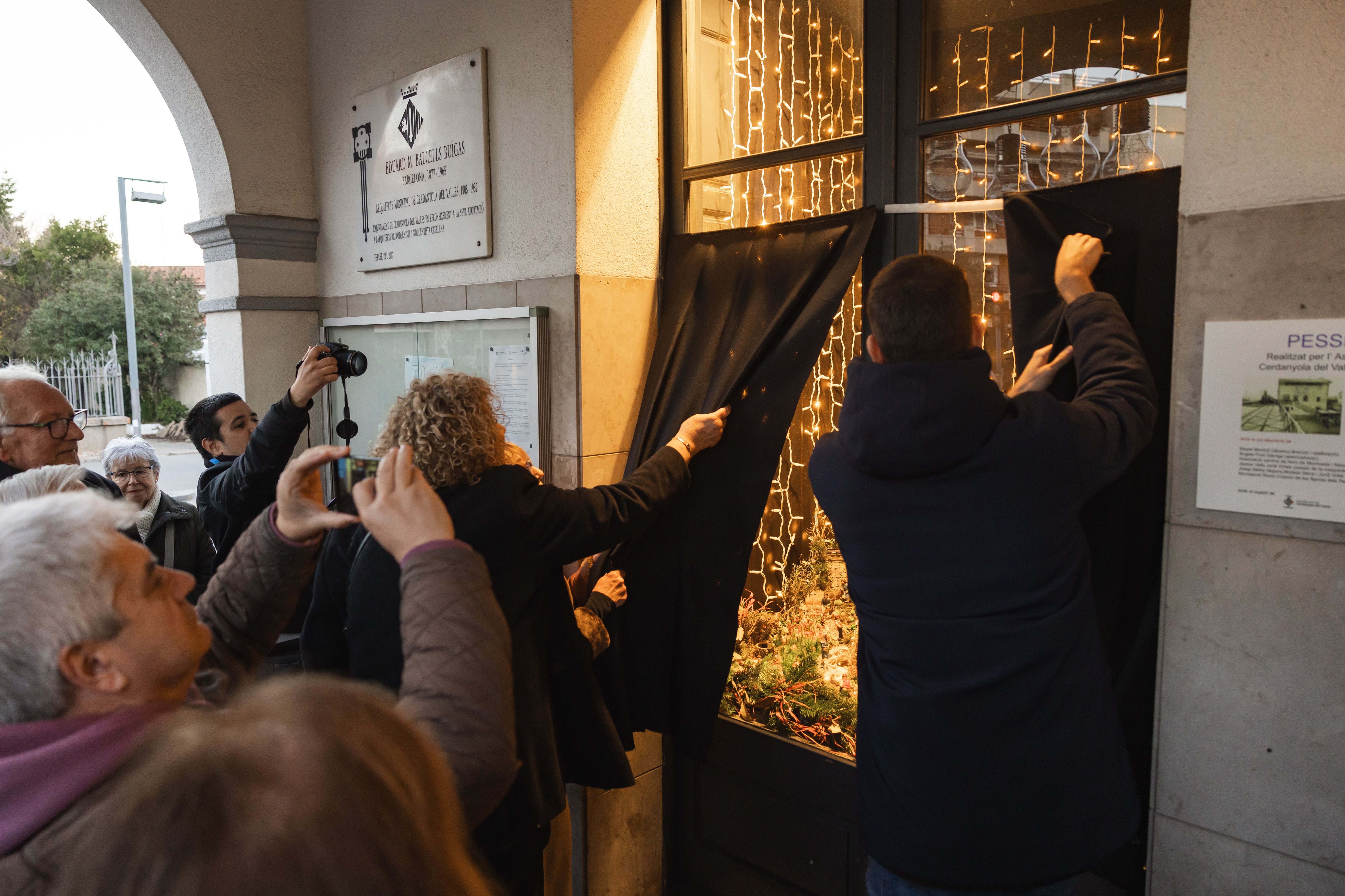 El pessebre del consistori s’obre al públic amb nous detalls artesanals. FOTO: Arnau Padilla