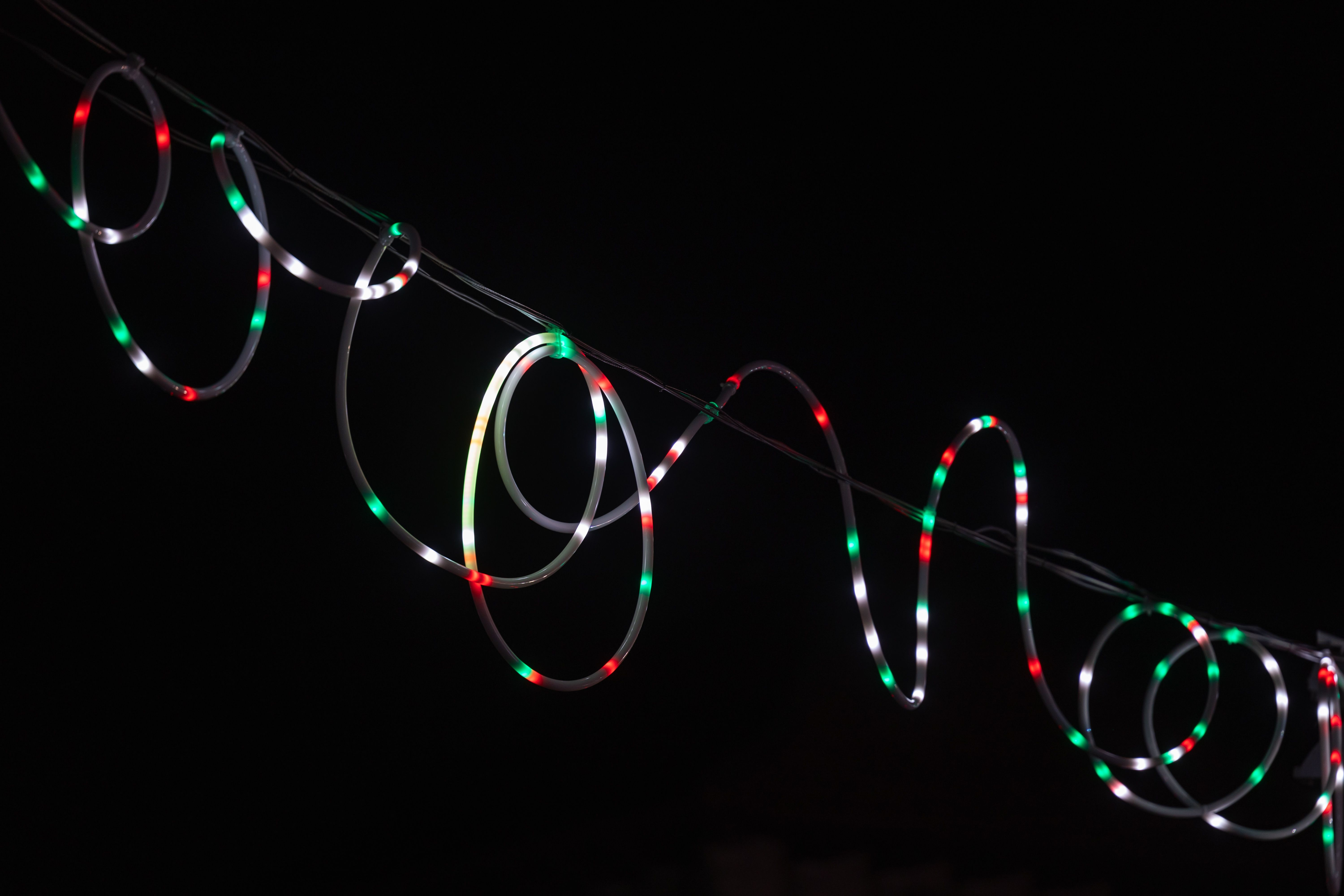 Espectacle de llum durant l’encesa del Nadal a la plaça Francesc Layret. FOTO: Arnau Padilla