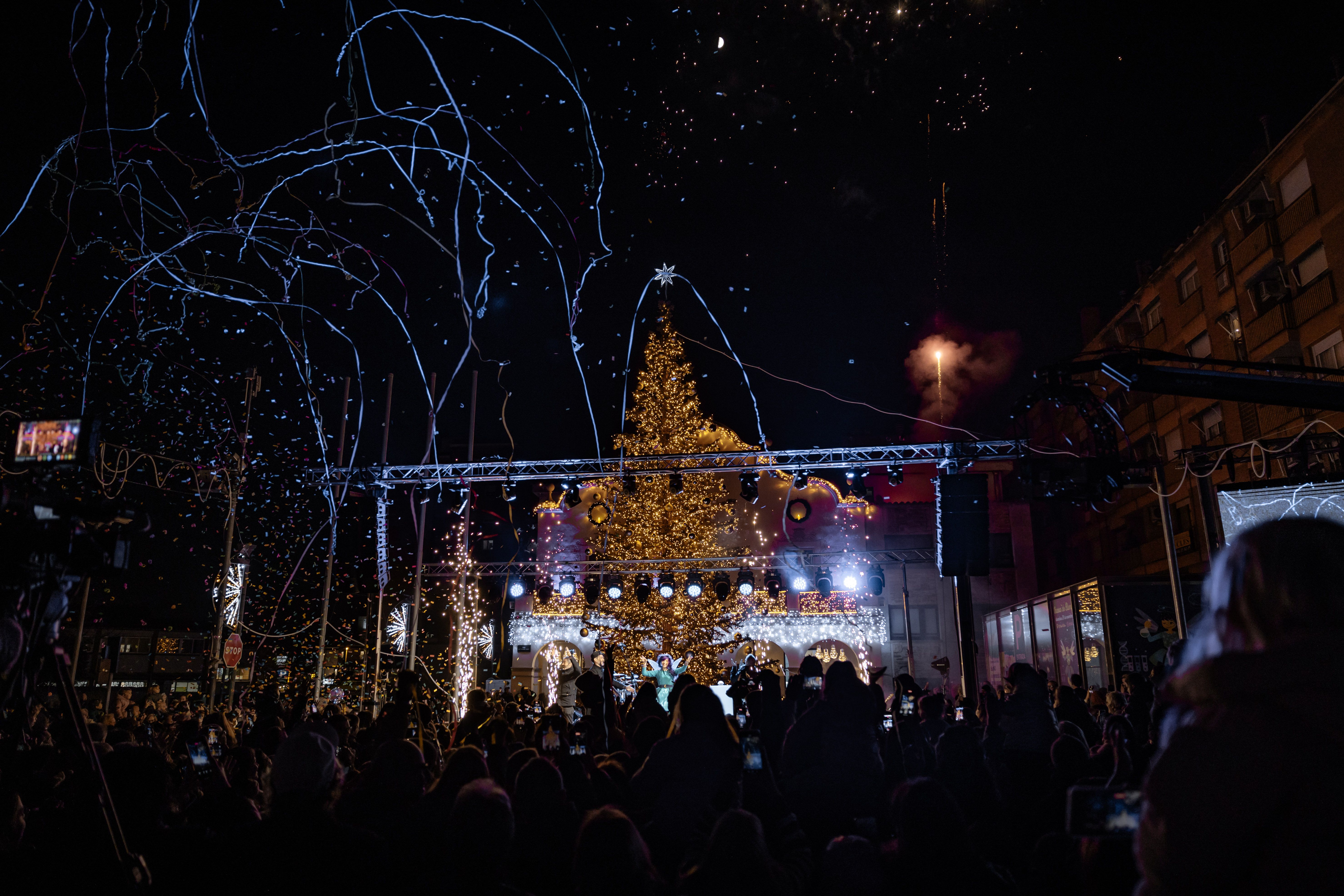 Espectacle de llum durant l’encesa del Nadal a la plaça Francesc Layret. FOTO: Arnau Padilla