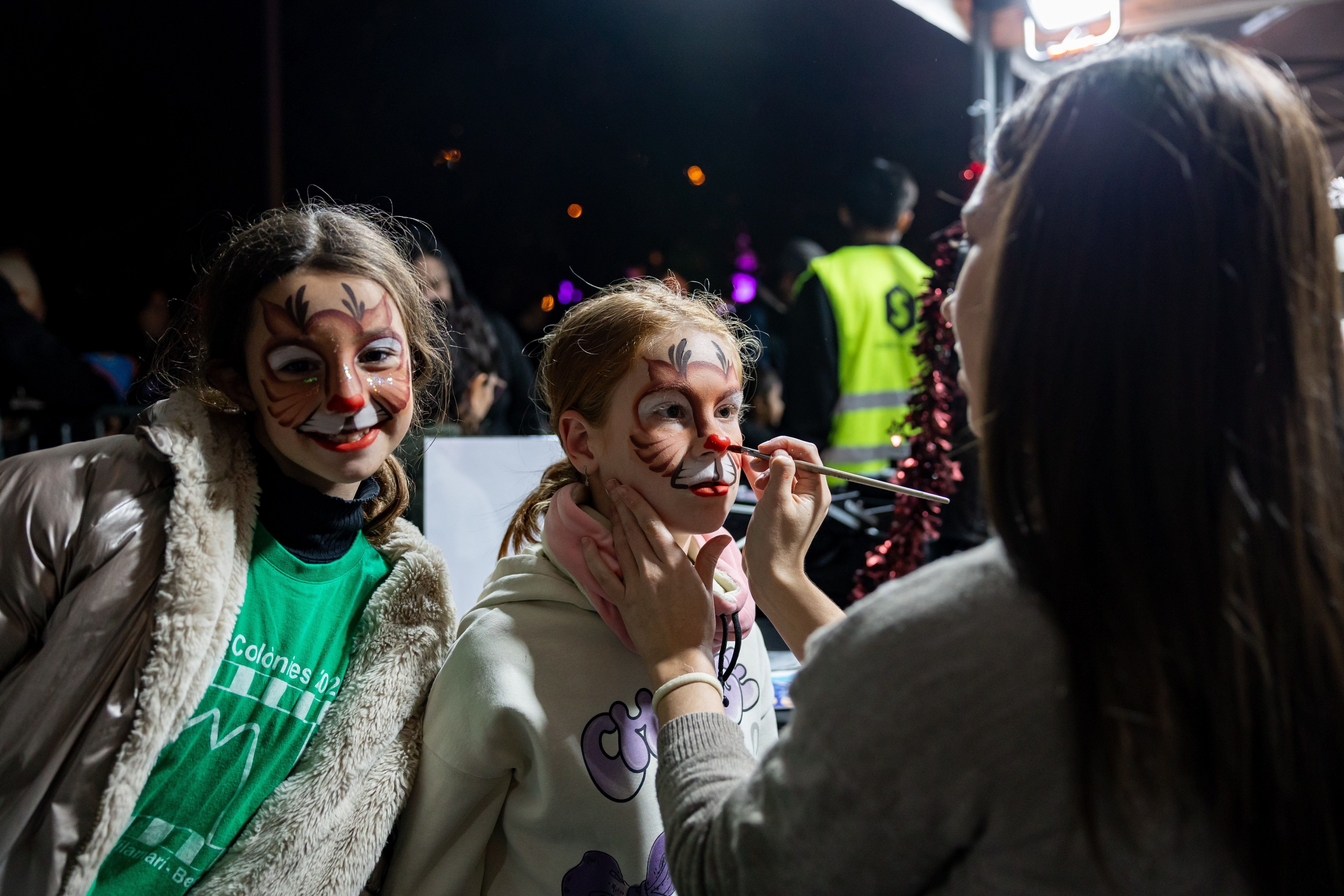 Infants gaudint del pintacares a l’inici de les festes de Nadal. FOTO: Arnau Padilla