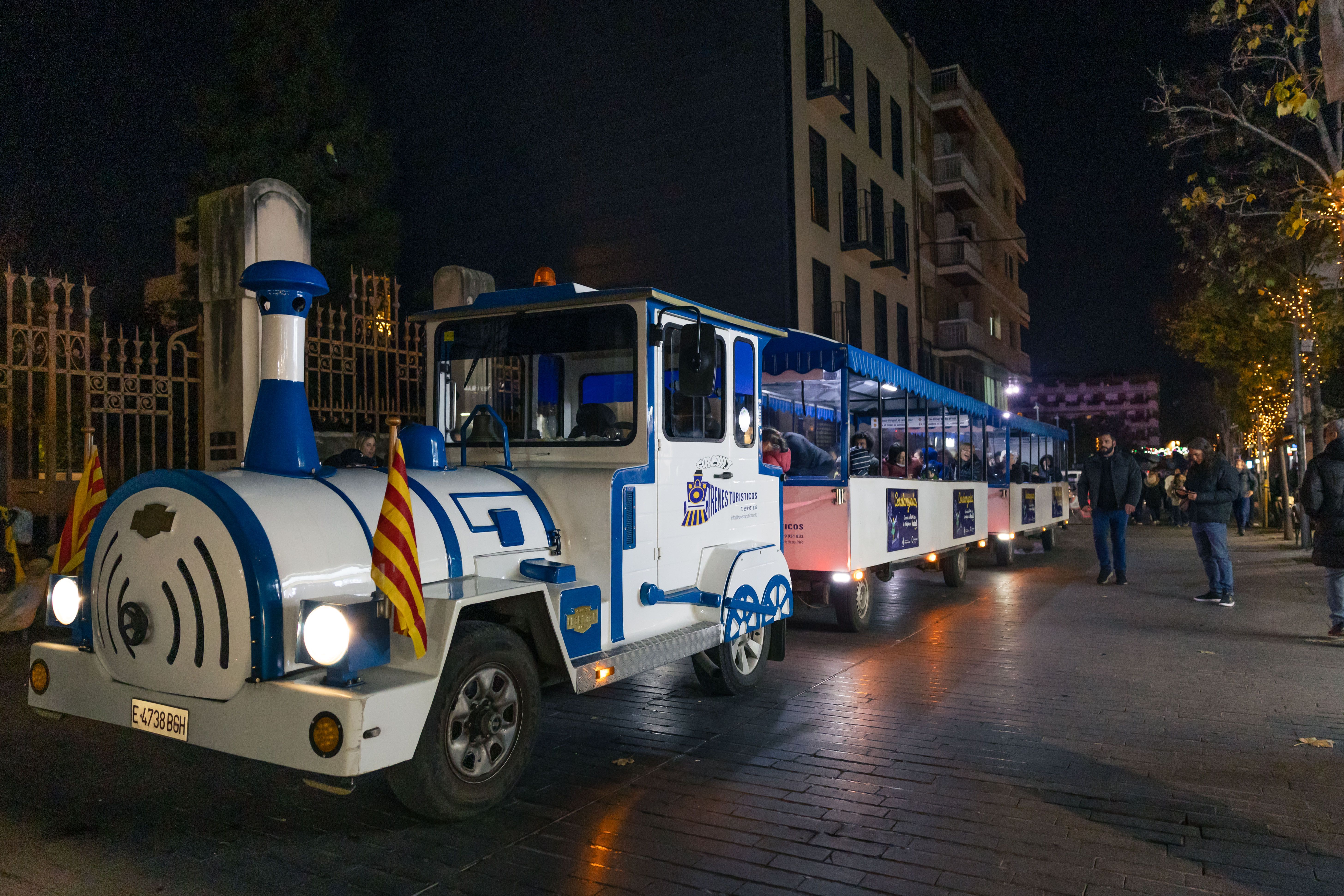 El trenet de Nadal inicia el seu recorregut pel centre de Cerdanyola. FOTO: Arnau Padilla