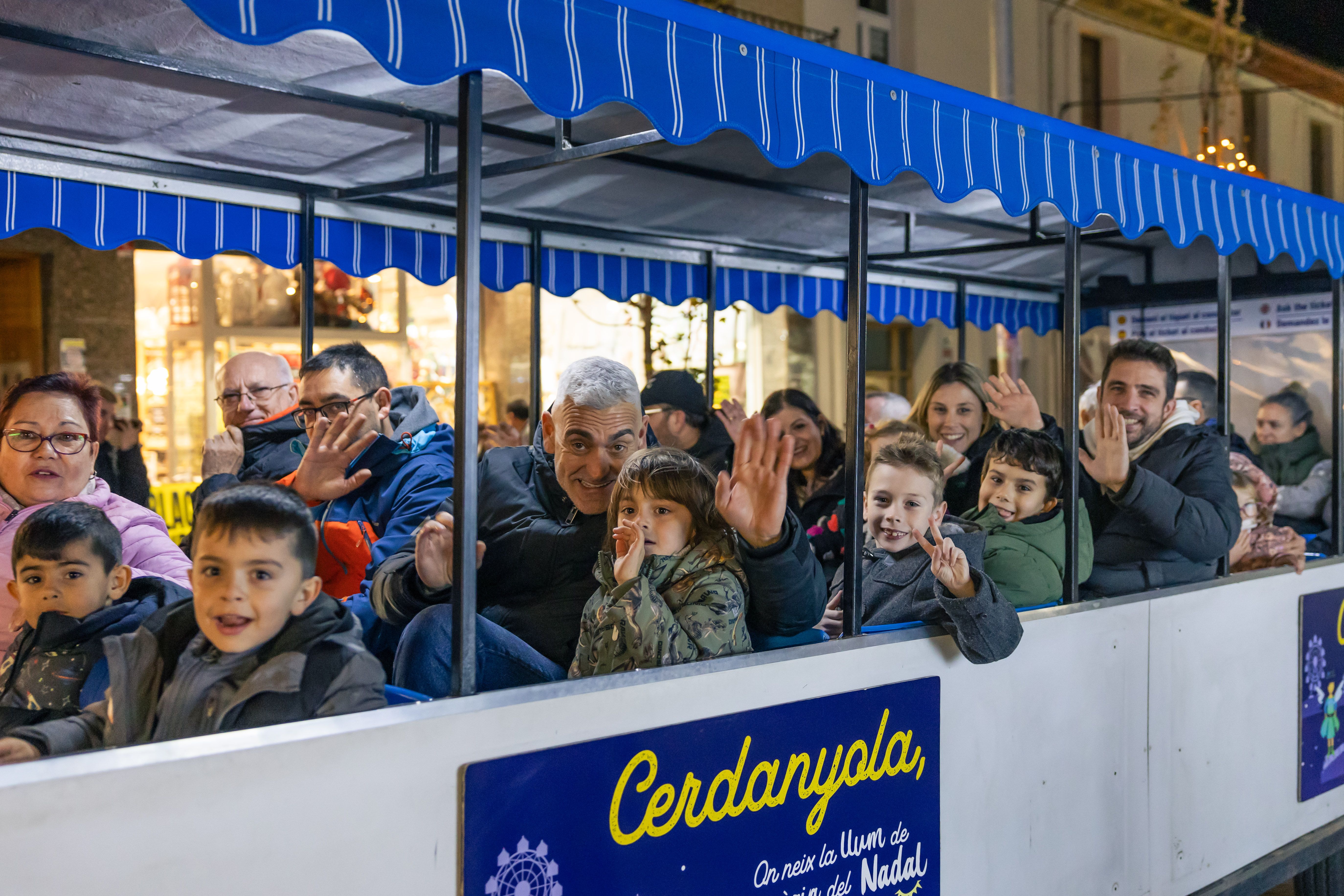 El trenet de Nadal inicia el seu recorregut pel centre de Cerdanyola. FOTO: Arnau Padilla