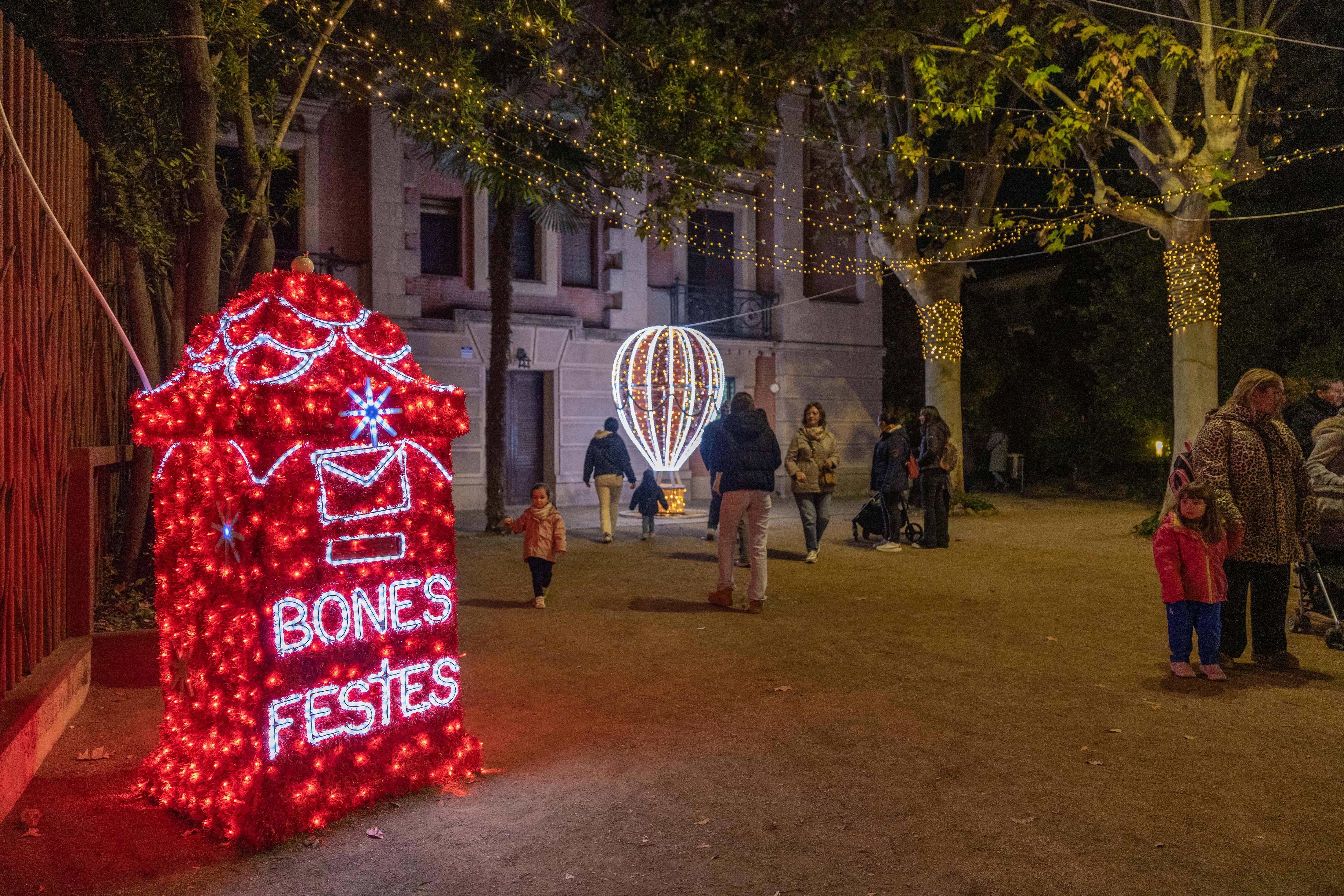 Figures il·luminades del nou Parc de la Màgia al jardí de Can Llopis. FOTO: Arnau Padilla