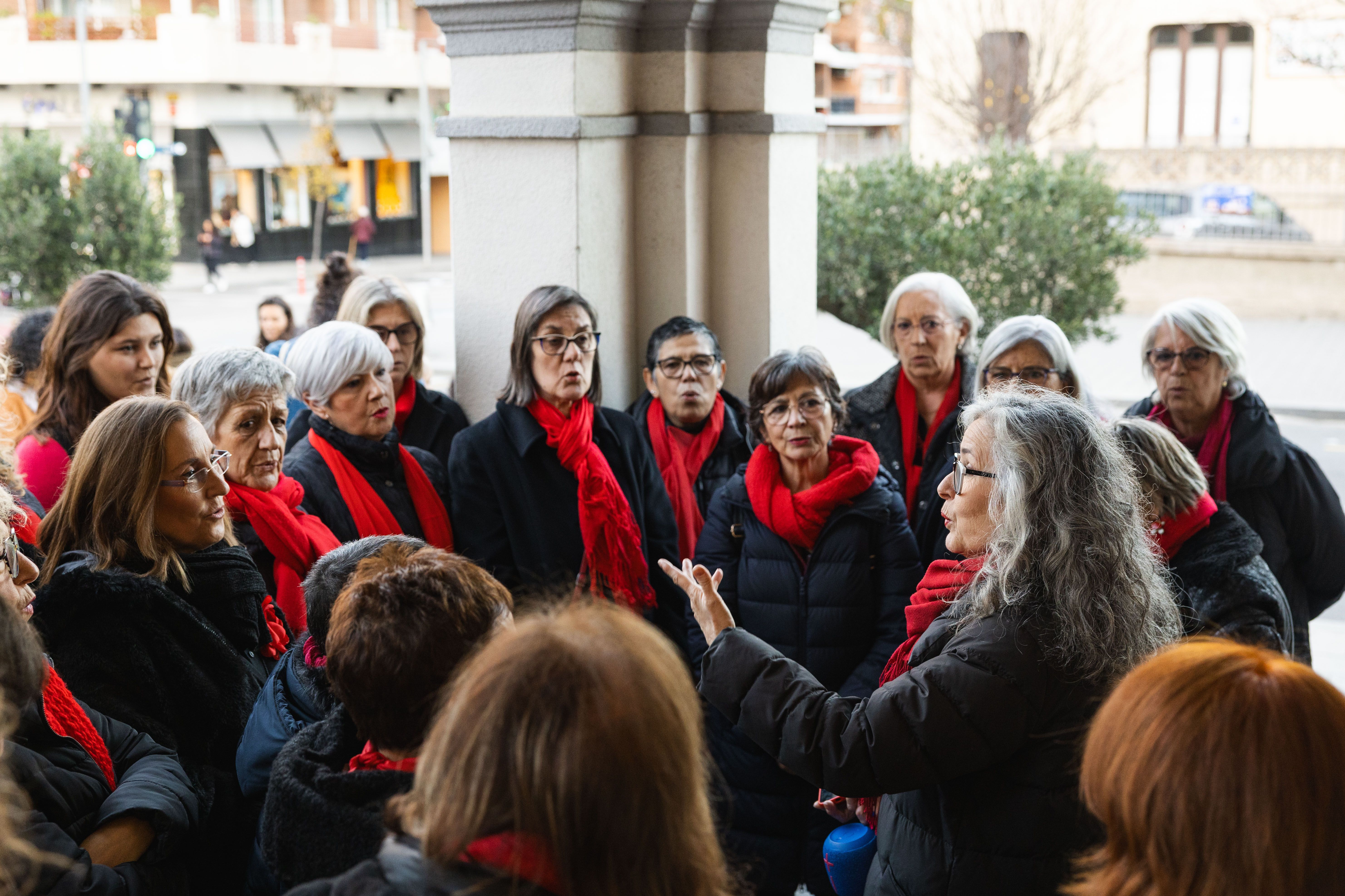 El cant coral de Coral ACordeDones, dirigida per Conxi Gil, acompanya l’obertura del pessebre amb música viva i tradició. FOTO: Arnau Padilla