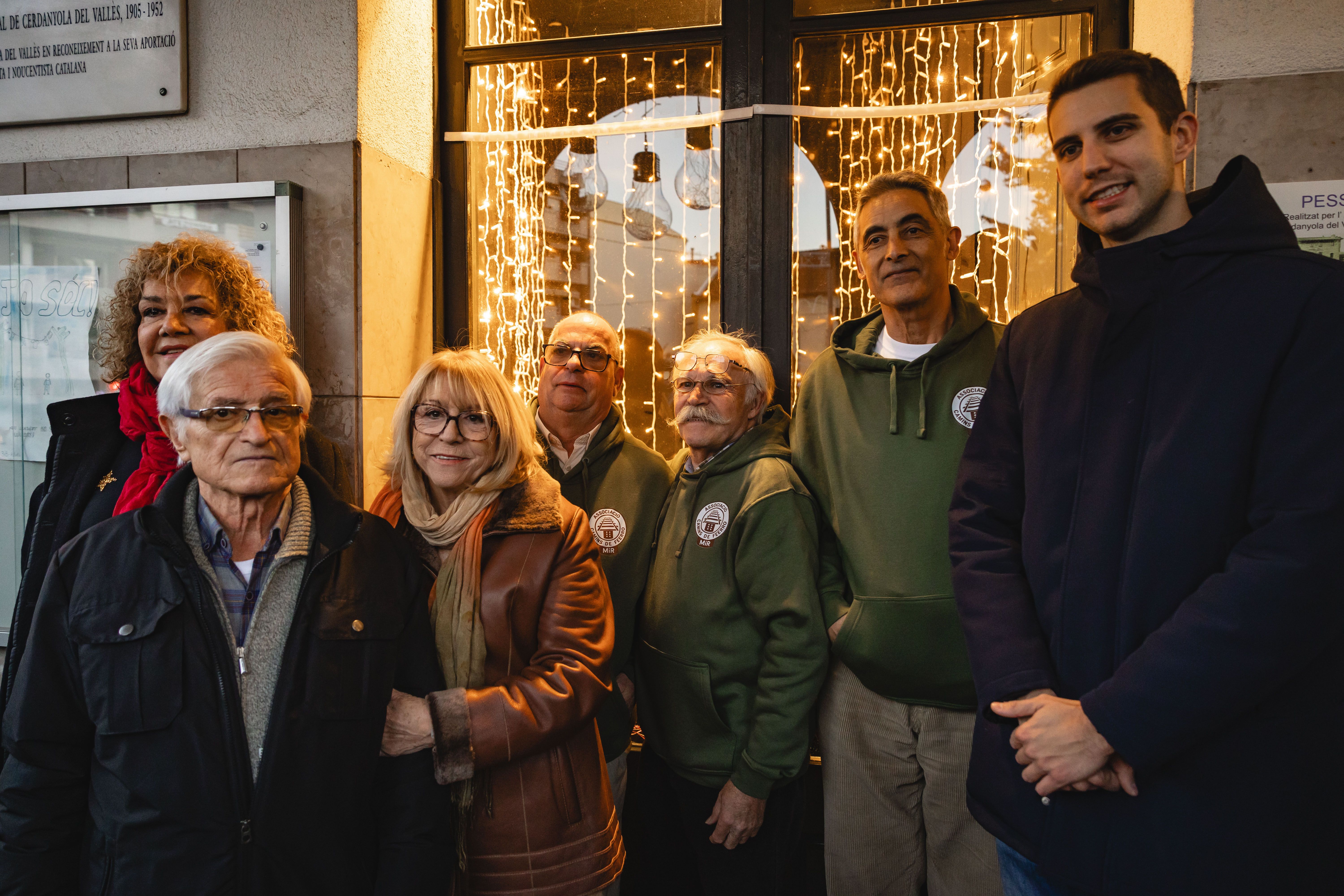 L’Associació de Pessebristes de Cerdanyola, amb el regidor de Grans Esdeveniments, David González. FOTO: Arnau Padilla