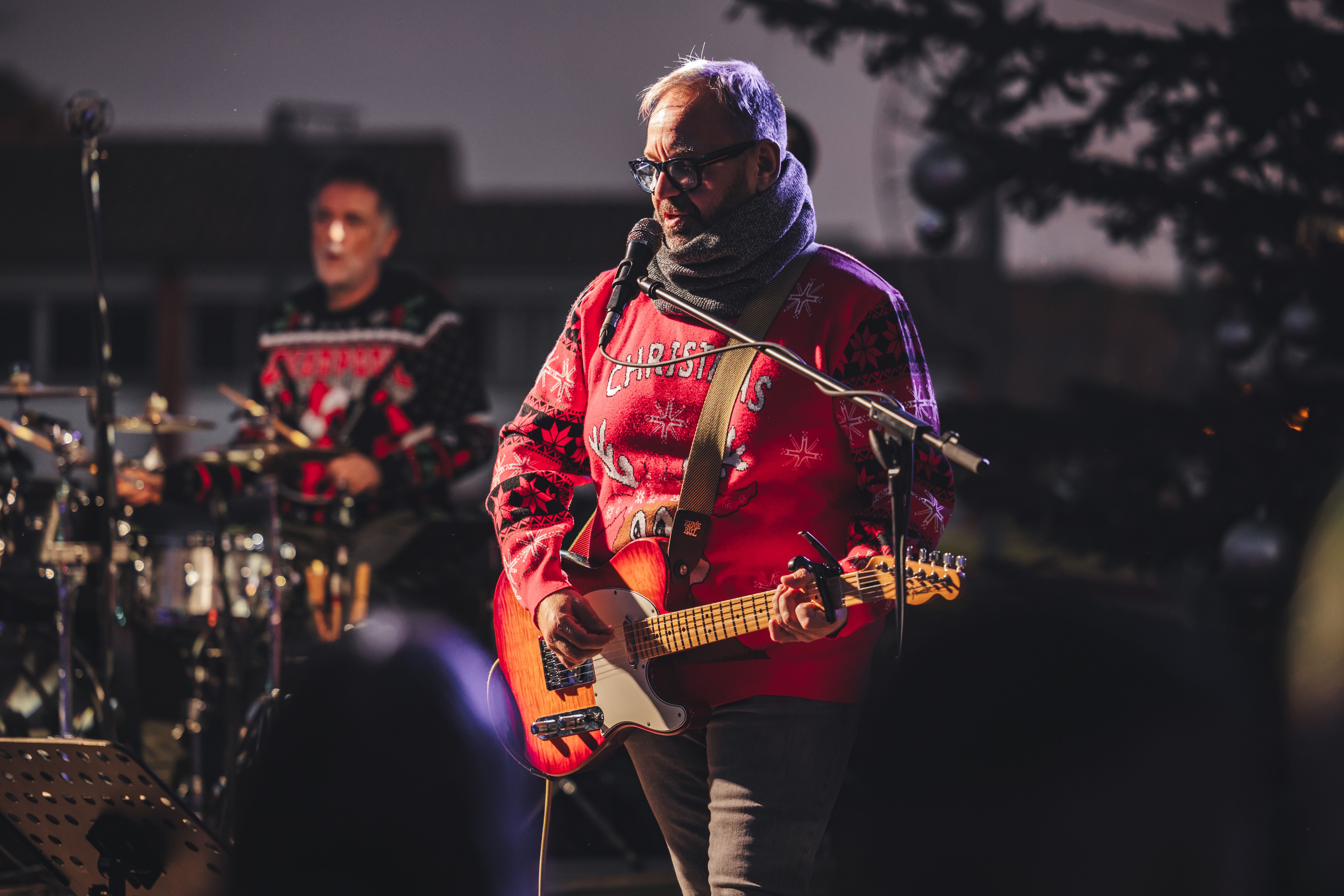Música en directe per escurçar l'espera de l'arribada de la màgia de la llum. FOTO: Arnau Padilla