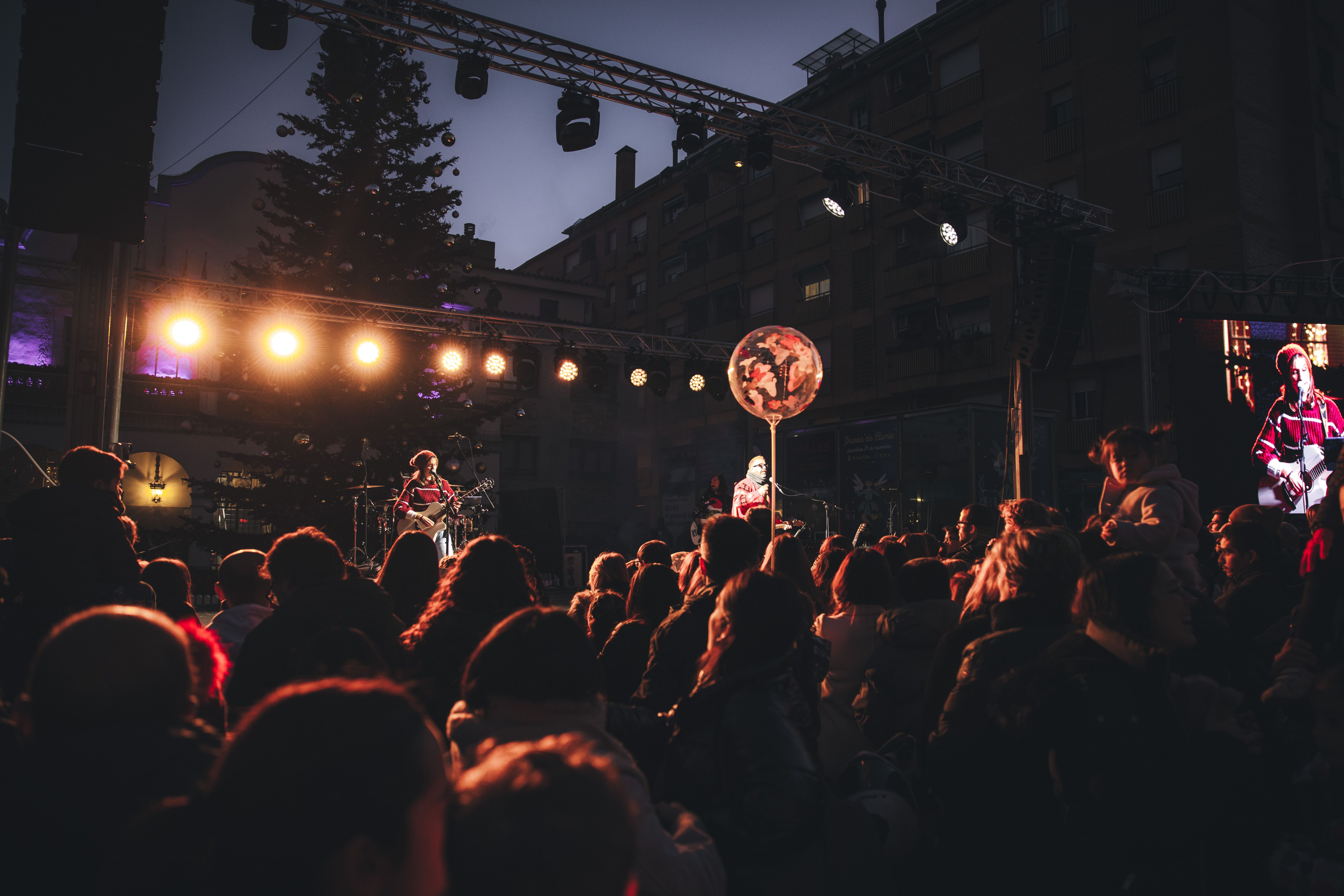 Música en directe per escurçar l'espera de l'arribada de la màgia de la llum. FOTO: Arnau Padilla