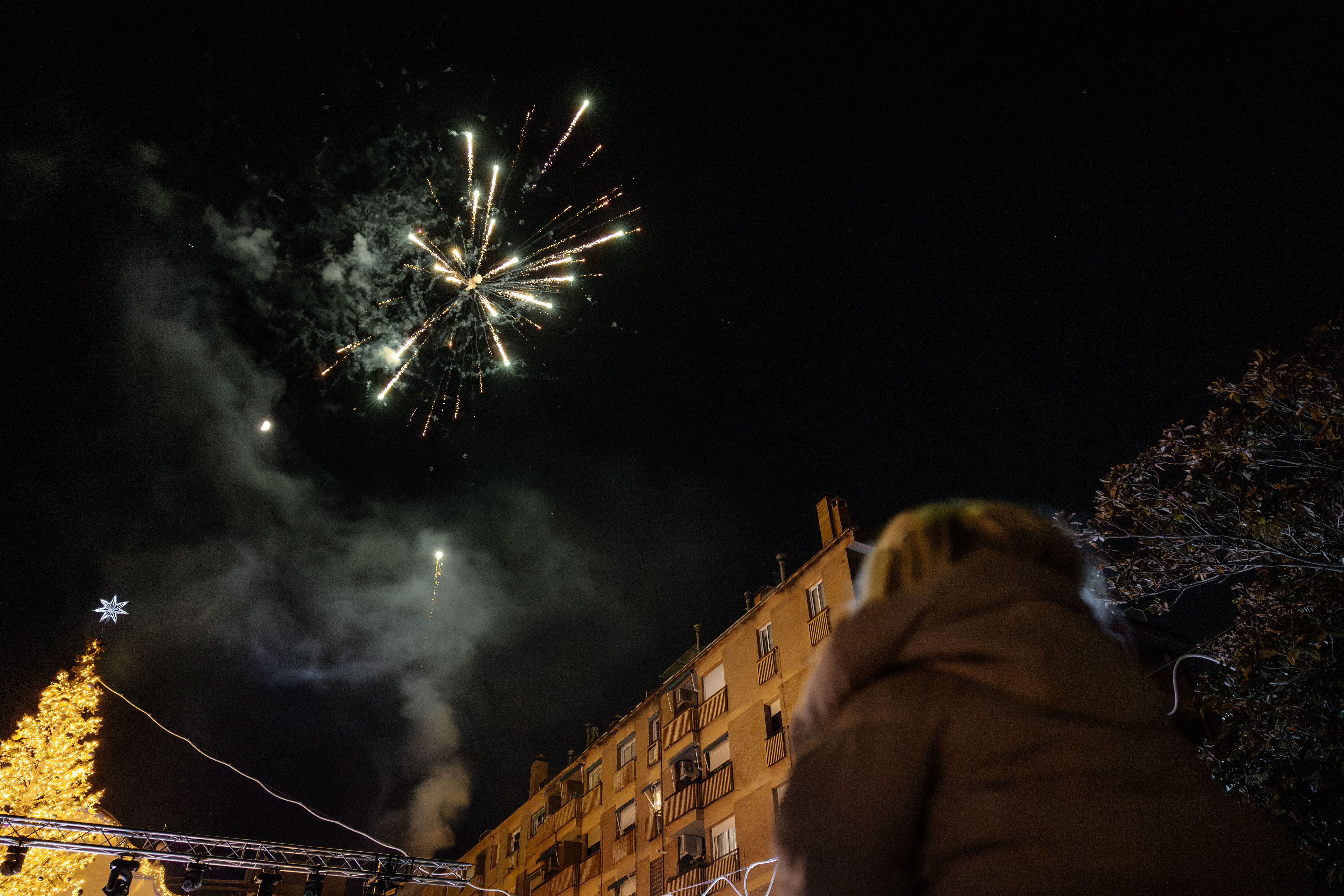 Explosió de llum, foc i alegria en l'encesa de la il·luminació nadalenca i l'arribada de la màgia. FOTO: Arnau Padilla