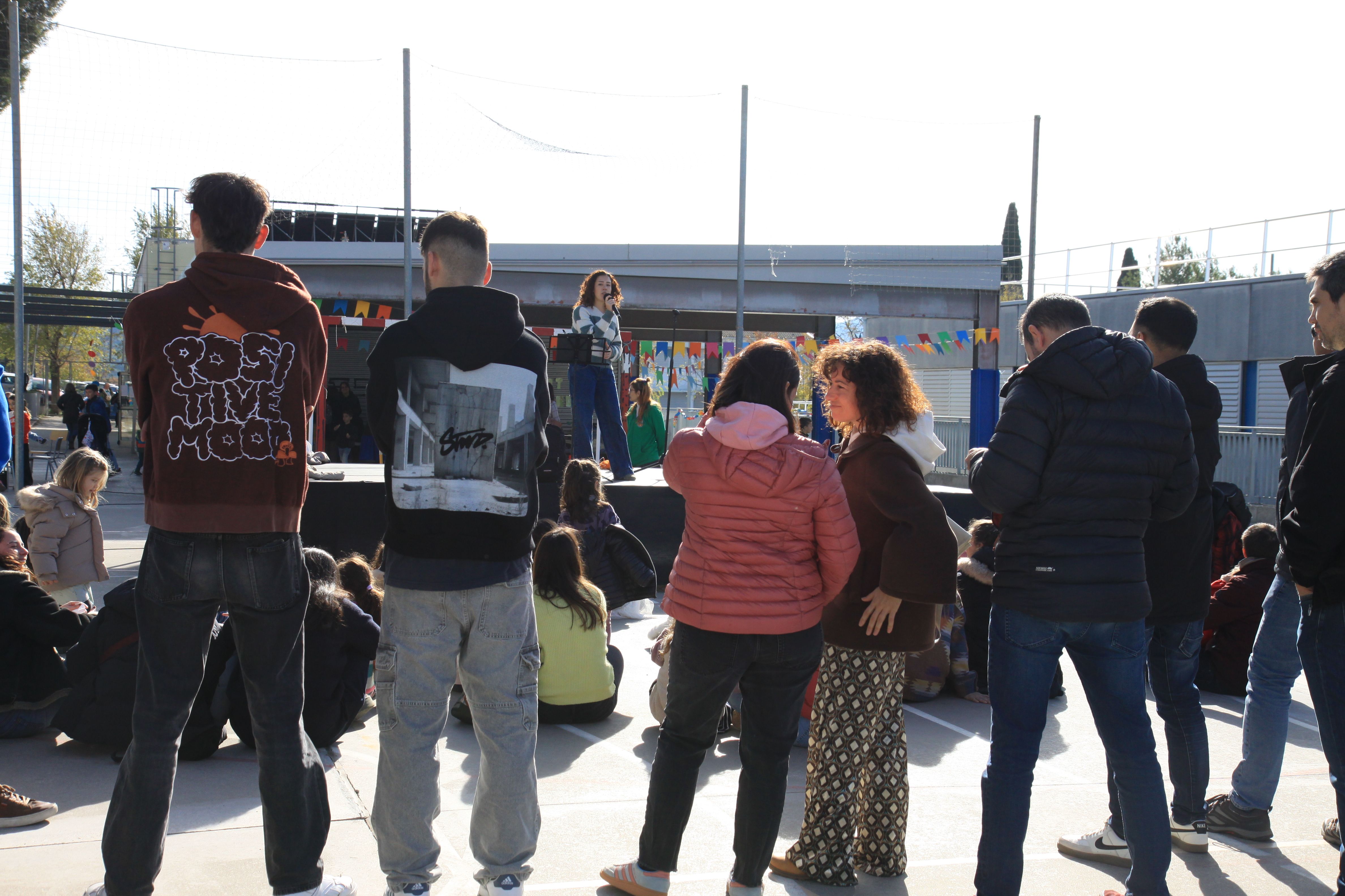 Berta Prades, exalumna, ha cantant durant la celebració. Foto: Laia Jubany