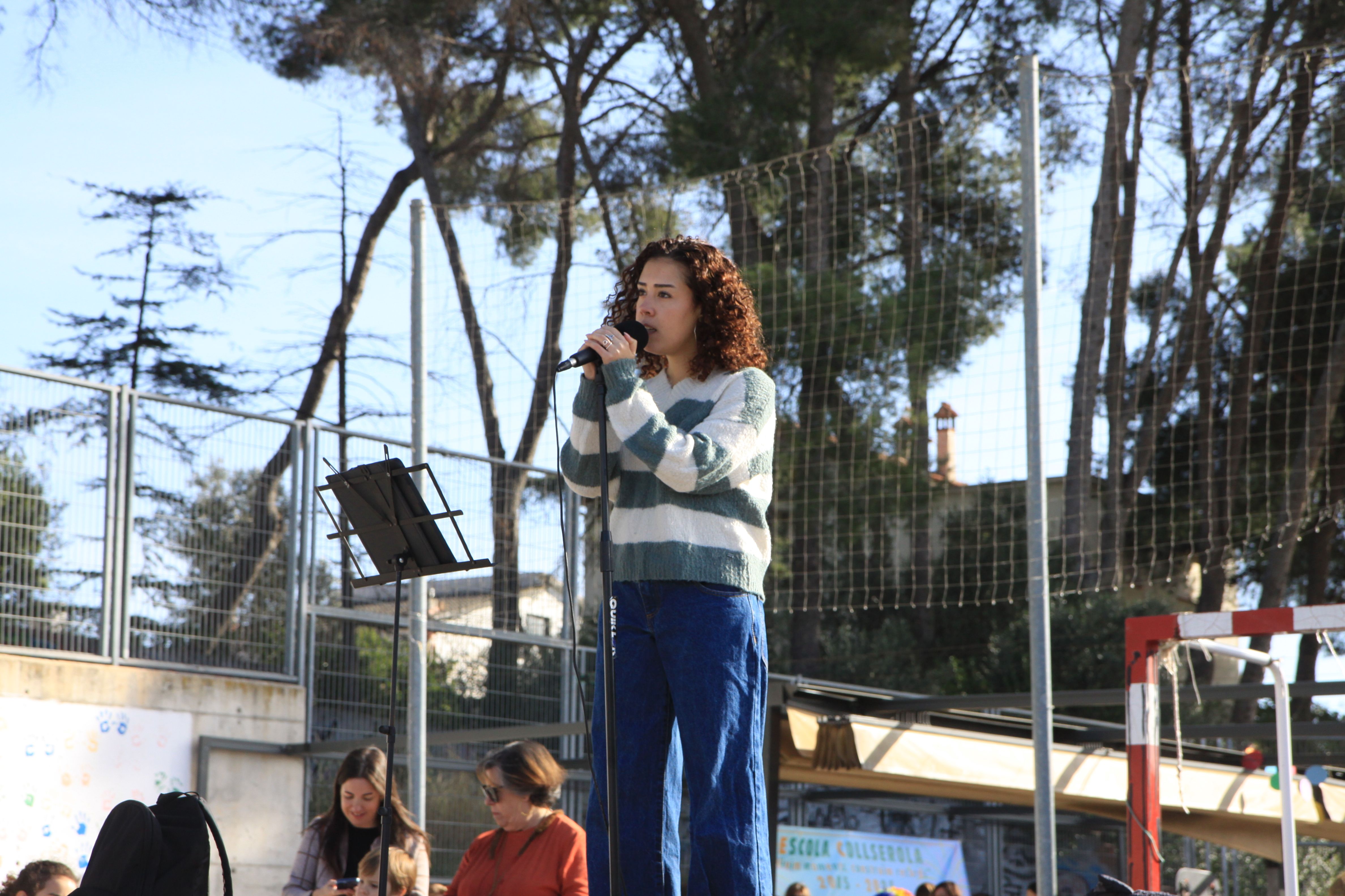 Berta Prades, exalumna, ha cantant durant la celebració. Foto: Laia Jubany