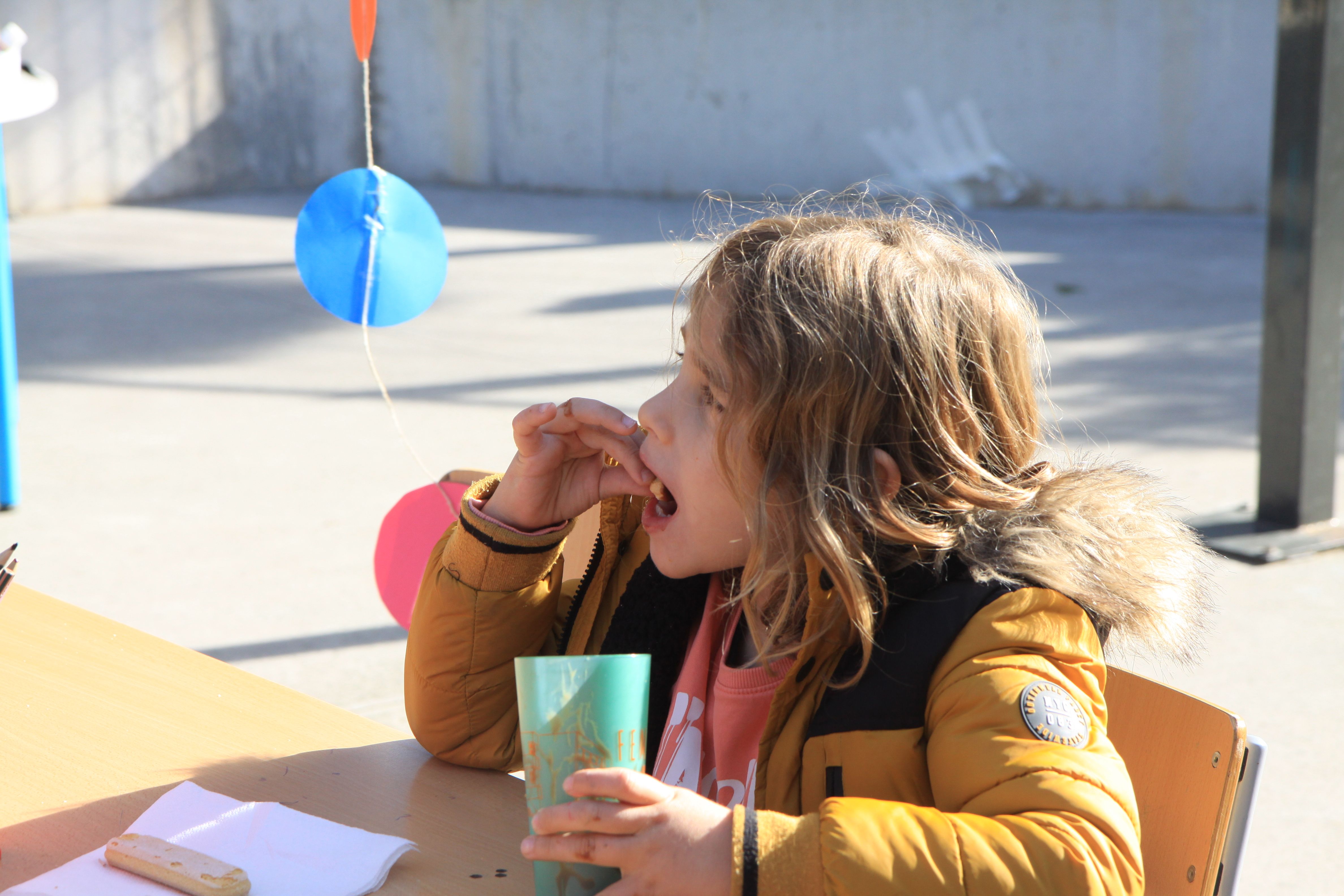 Un alumne gaudint de la xocolata amb melindros. Foto: Laia Jubany