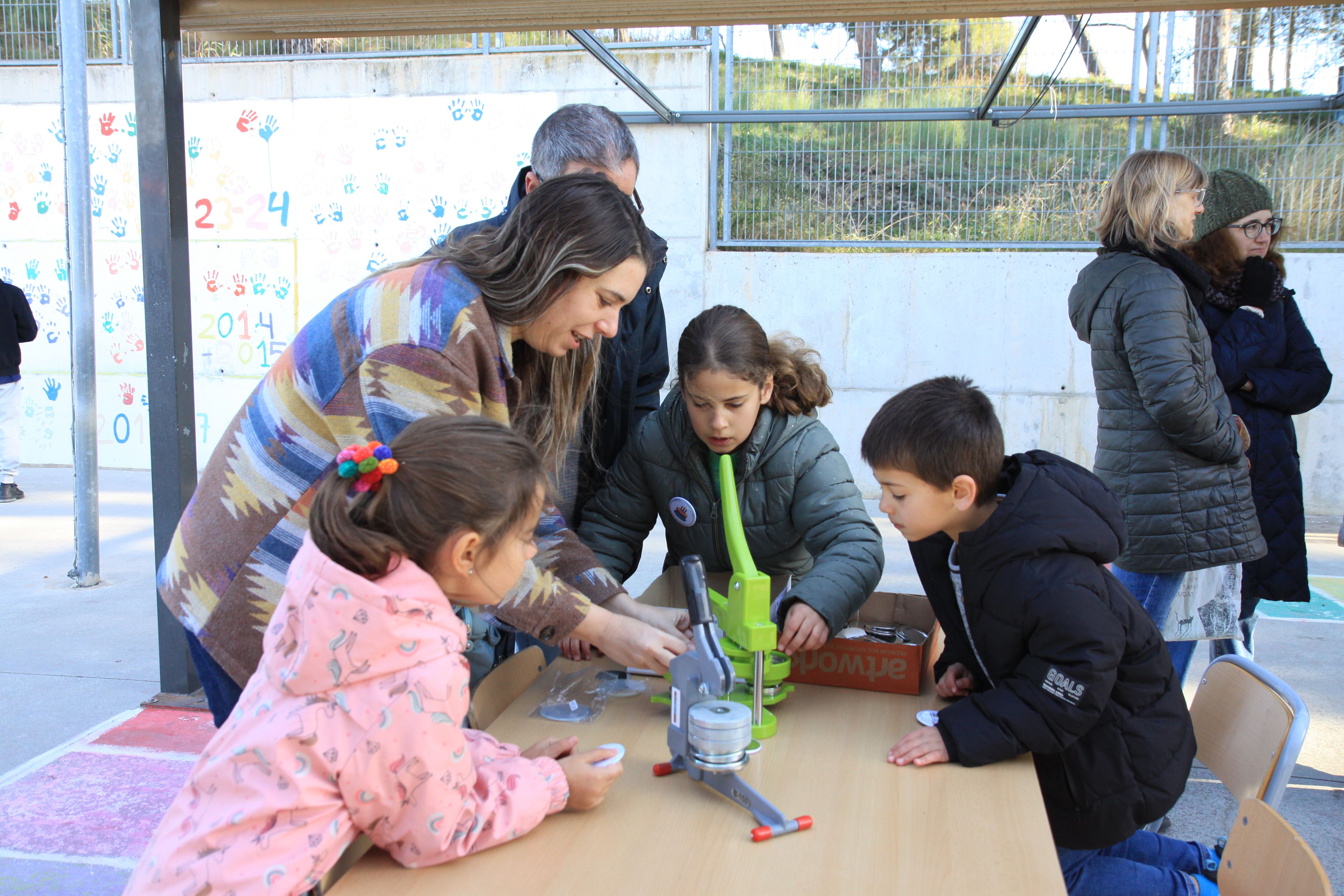 Infants fent la seva pròpia xapa.  Foto: Laia Jubany