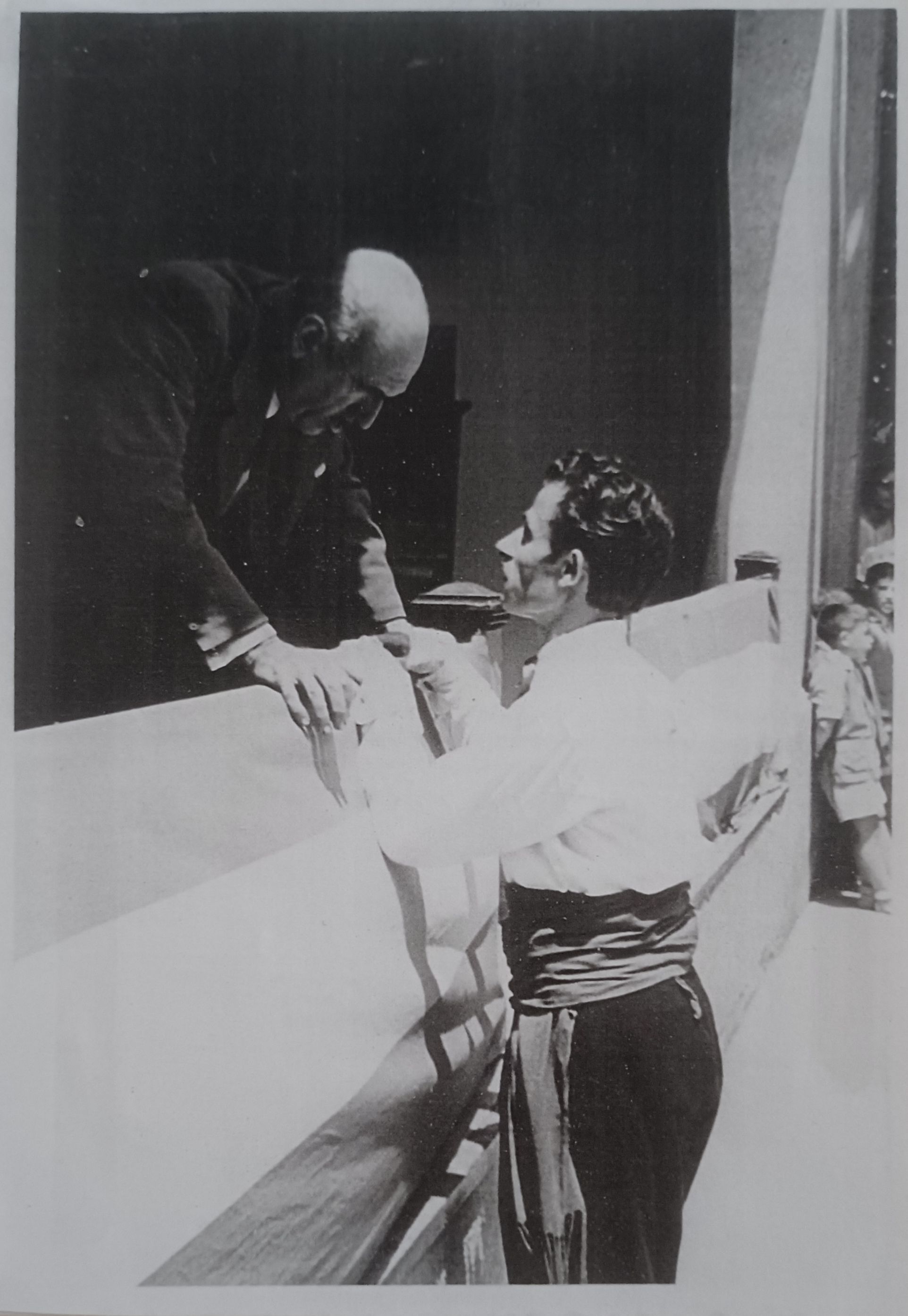 El mestre Sebastià Garriga i Morera, creador de la Polca de Cerdanyola, saluda el coreògraf Àlbar Francisco Ballarín el dia de l’estrena, 13 de febrer de 1955.