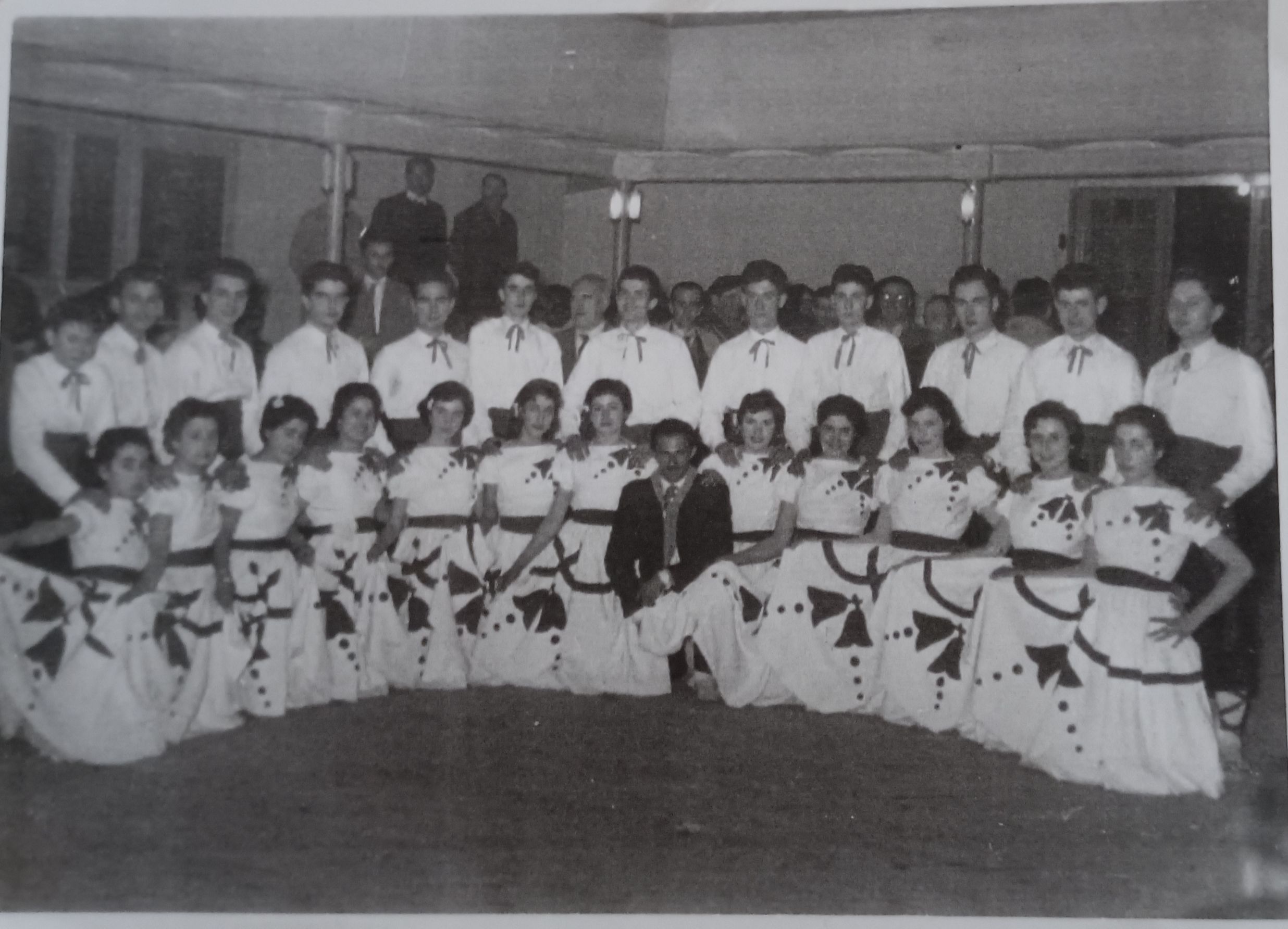 Colla de Gitanes de Cerdanyola del 1956, en una de les primeres actuacions després de consolidar la Polca al repertori.