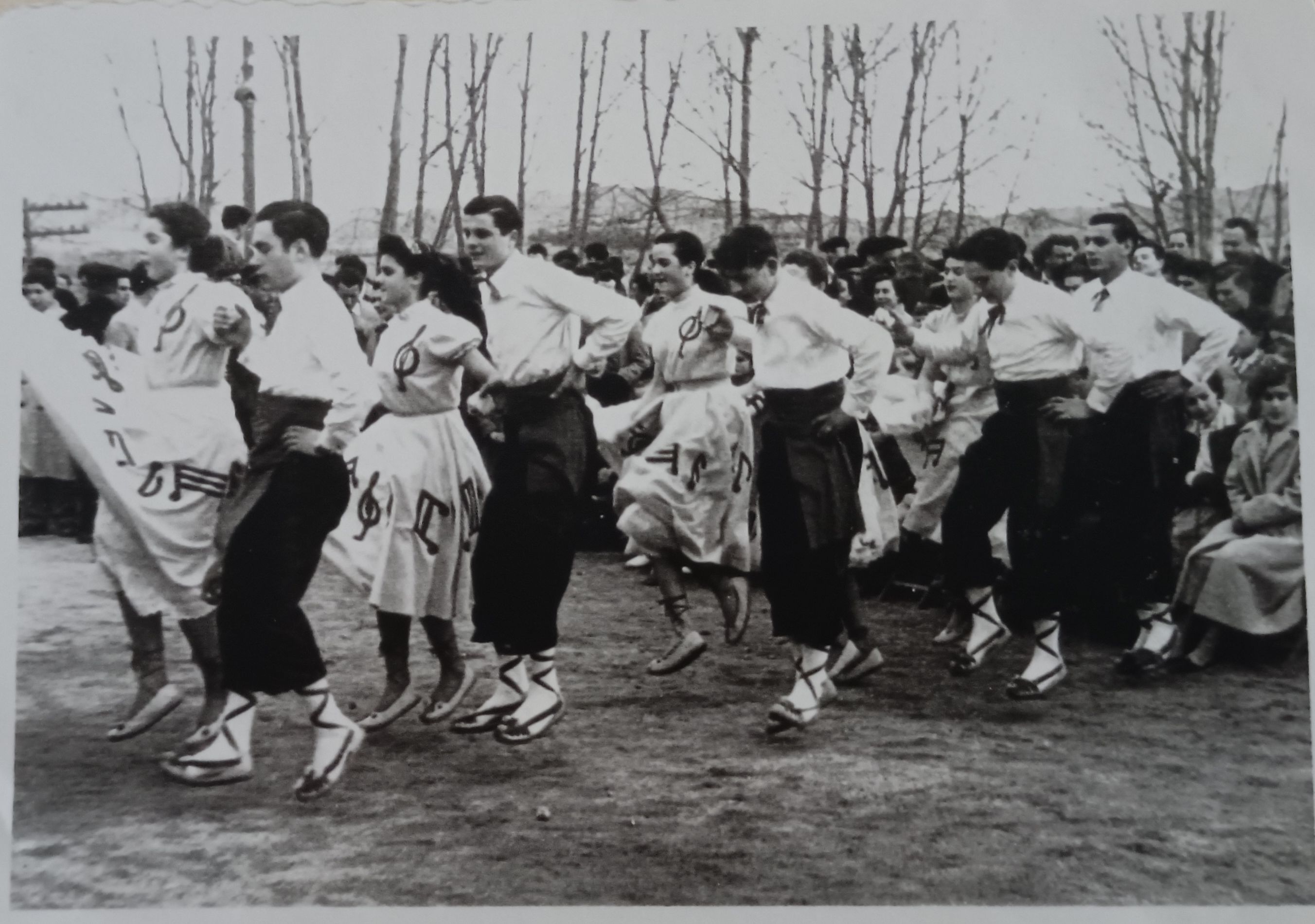 Balladors de la Colla de Gitanes de Cerdanyola sortint a plaça l’any 1955, any de l’estrena de la Polca de Cerdanyola. FOTO: Colla de Gitanes.