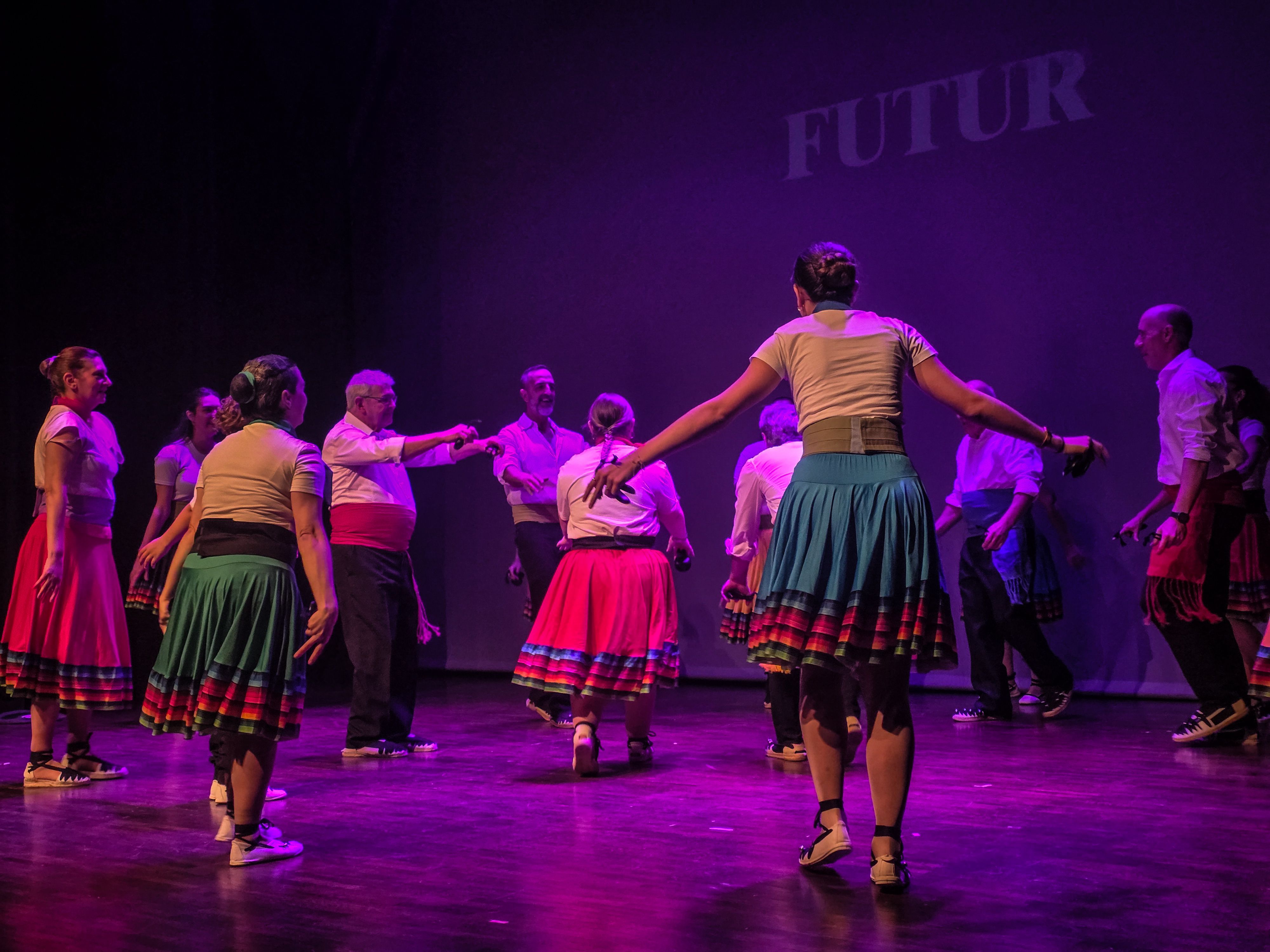 Commemoració dels La colla de gitanes de Ripollet a la celebració dels 70 anys de la Polca Cerdanyola. Foto: Marc Mata 