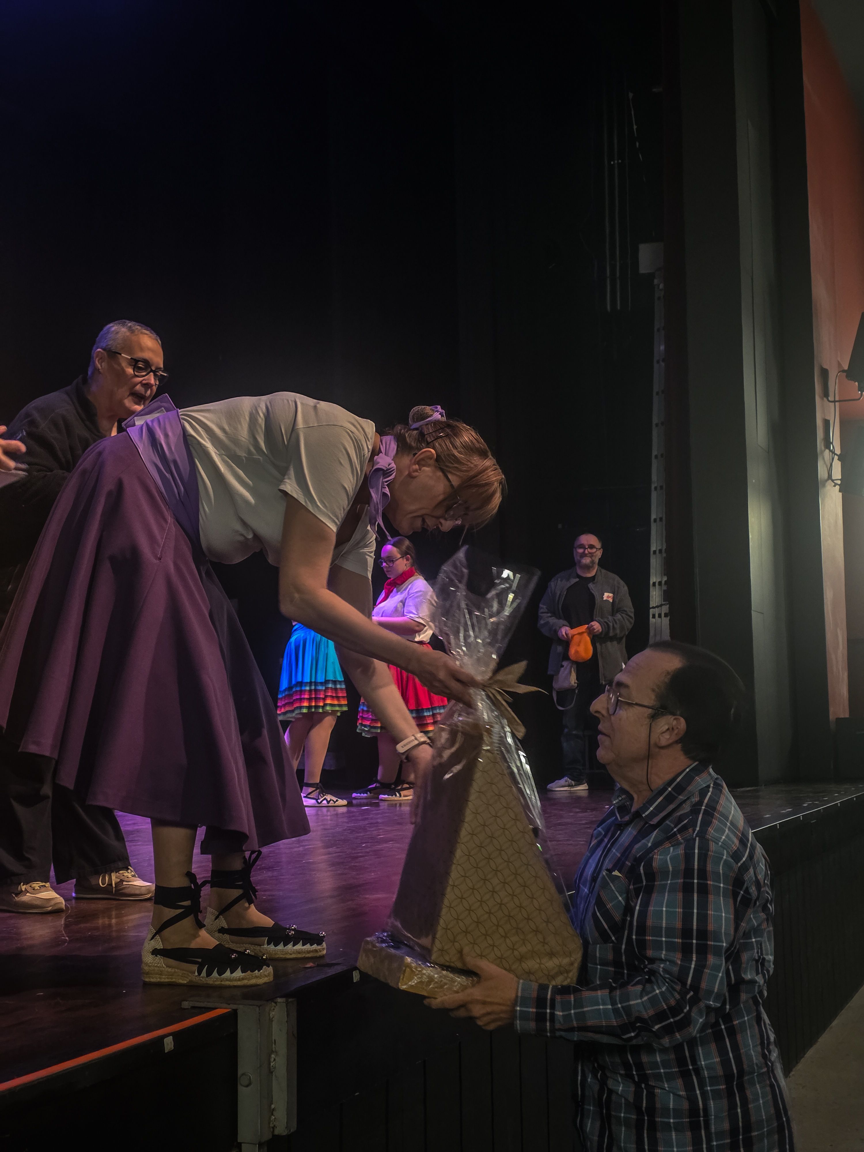 Uns dels premiats del sorteig d'una de les paneres a la celebració La colla de gitanes de Ripollet a la celebració dels 70 anys de la Polca Cerdanyola. Foto: Marc Mata