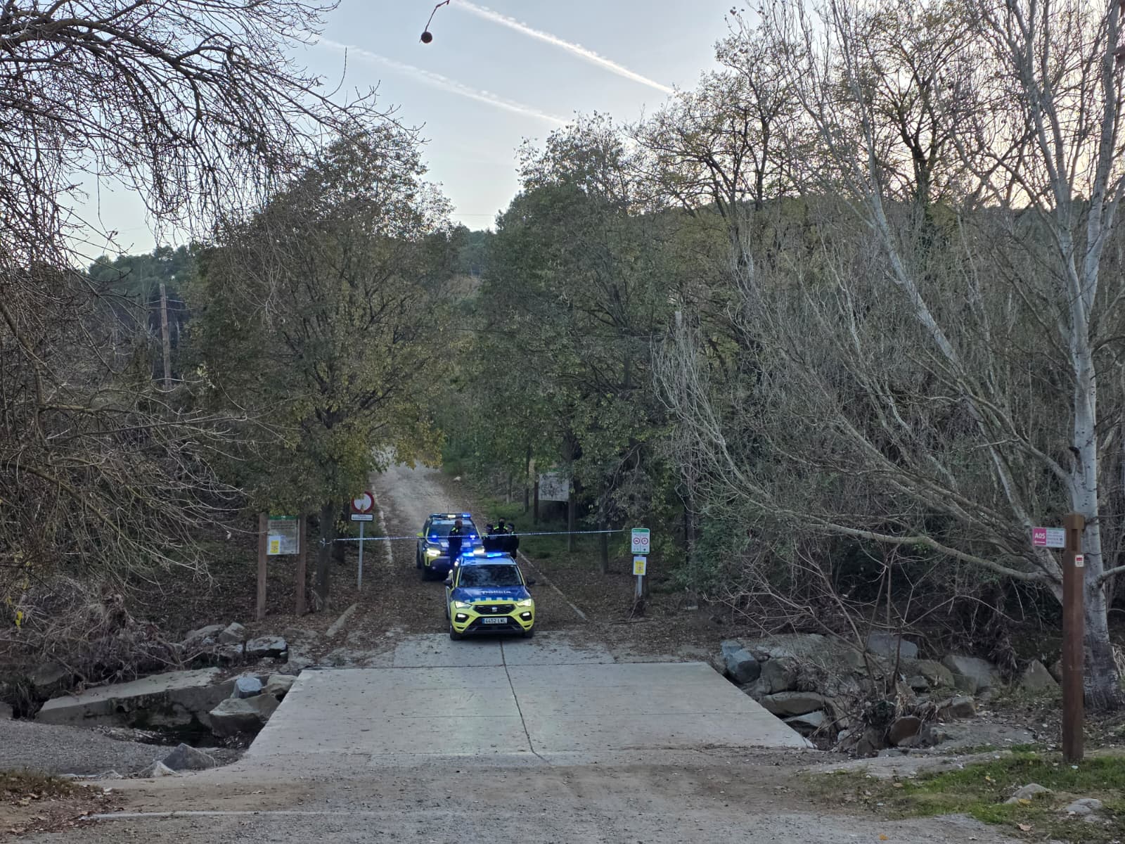 Accesos tancats aquests dilluns a la porta de Collserola del Parc de la Riera, al barri de Canaletes. FOTO Marc Mata