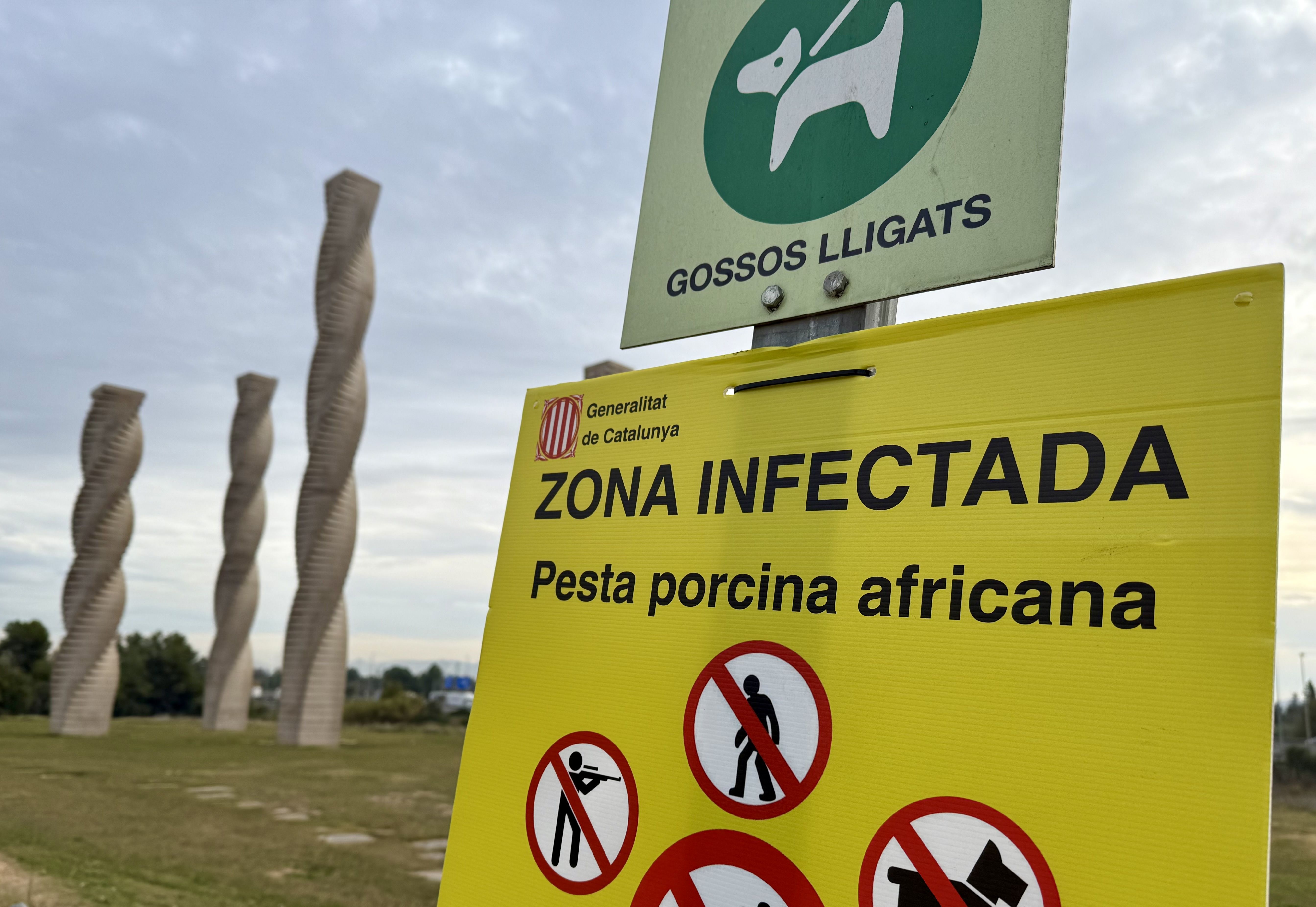 Els accesos al bosc al voltant de les facultats estan tancats. Foto: Àlex Recolons (ACN)