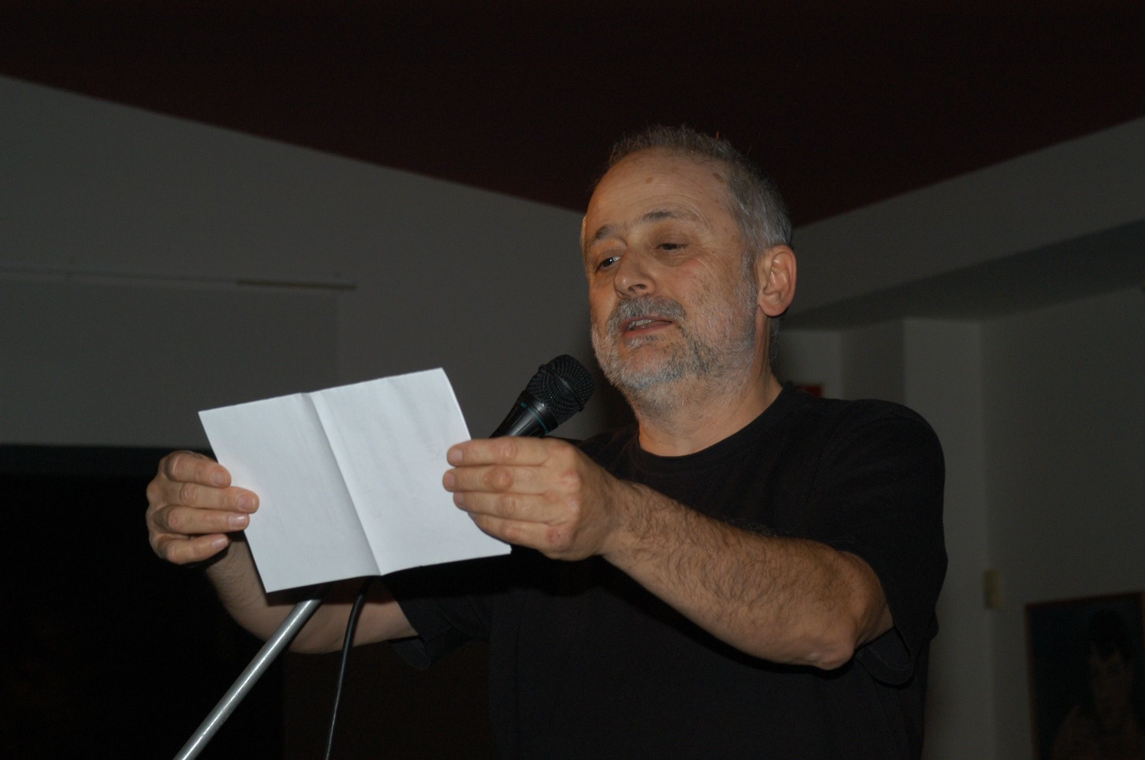 L'escriptor i poeta Jordi Condal, que va ser funcionari de l'Ajuntament de Cerdanyola, en un dels recitals poètics. FOTO: Cedida 