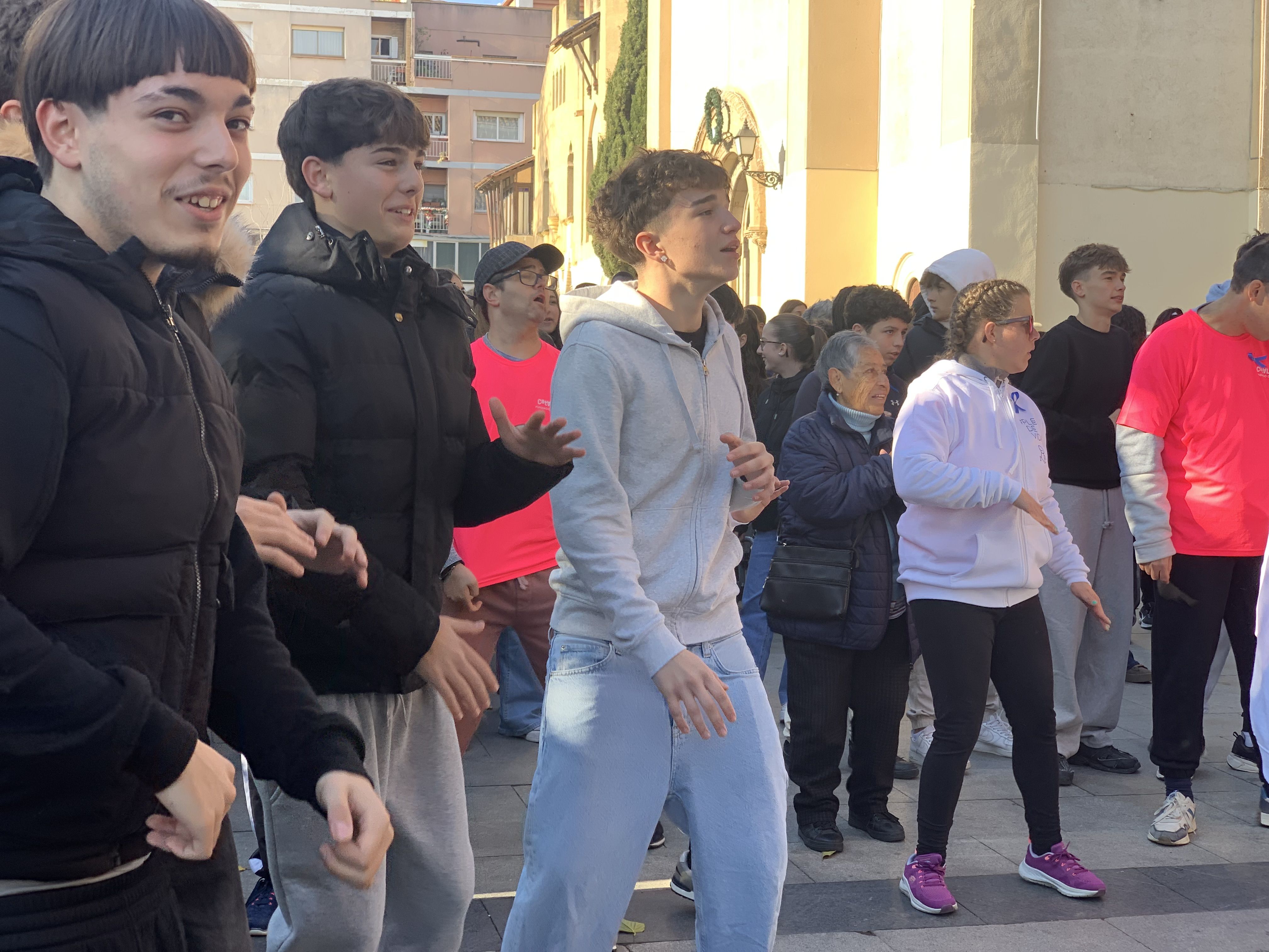 Usuàries, infants i joves estudiants ballen Zumba plegats en una exhibició que omple la plaça d’alegria i reivindicació. FOTO: Judit Josa