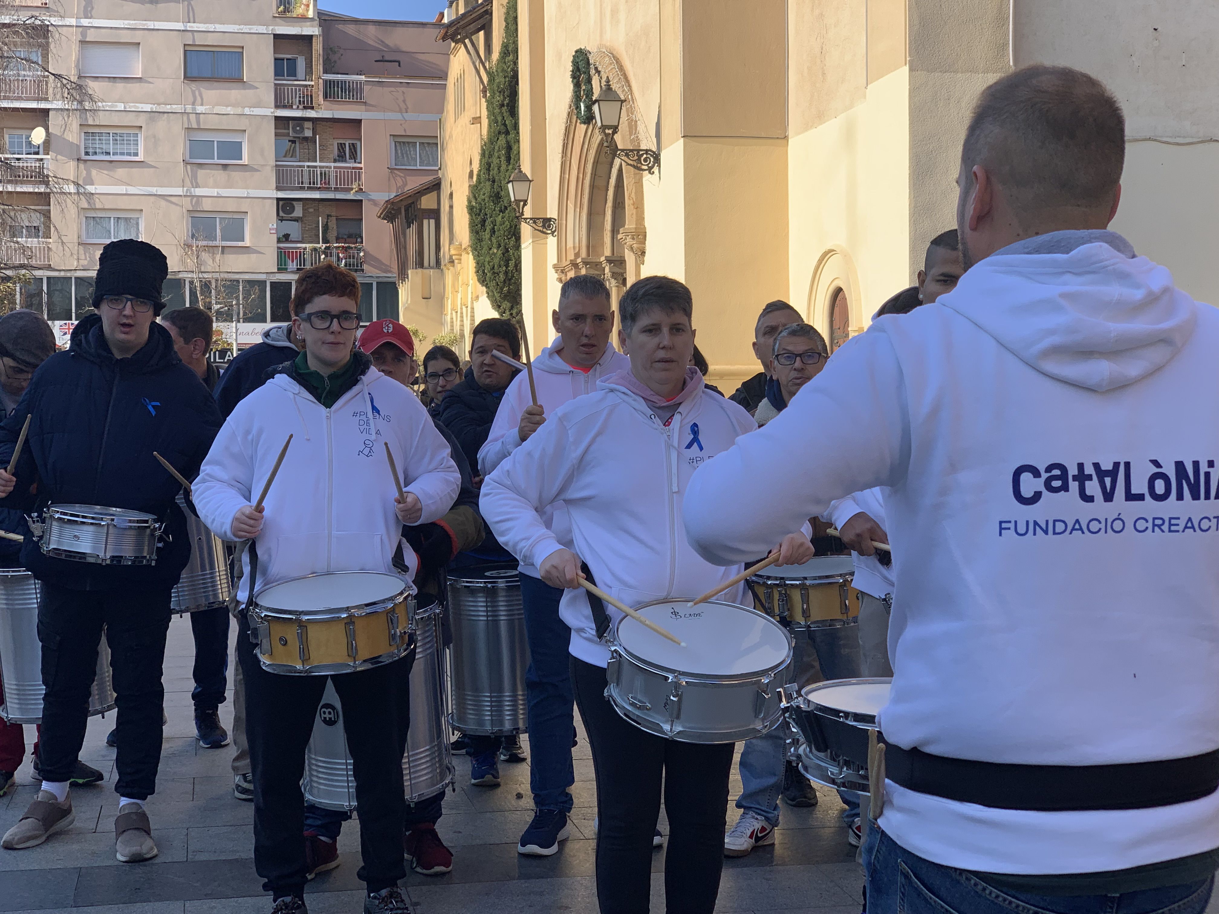 La batukada de Catalònia Fundació Creactiva en l'inici de la Diada de la Discapacitat amb ritme i energia. FOTO: Judit Josa