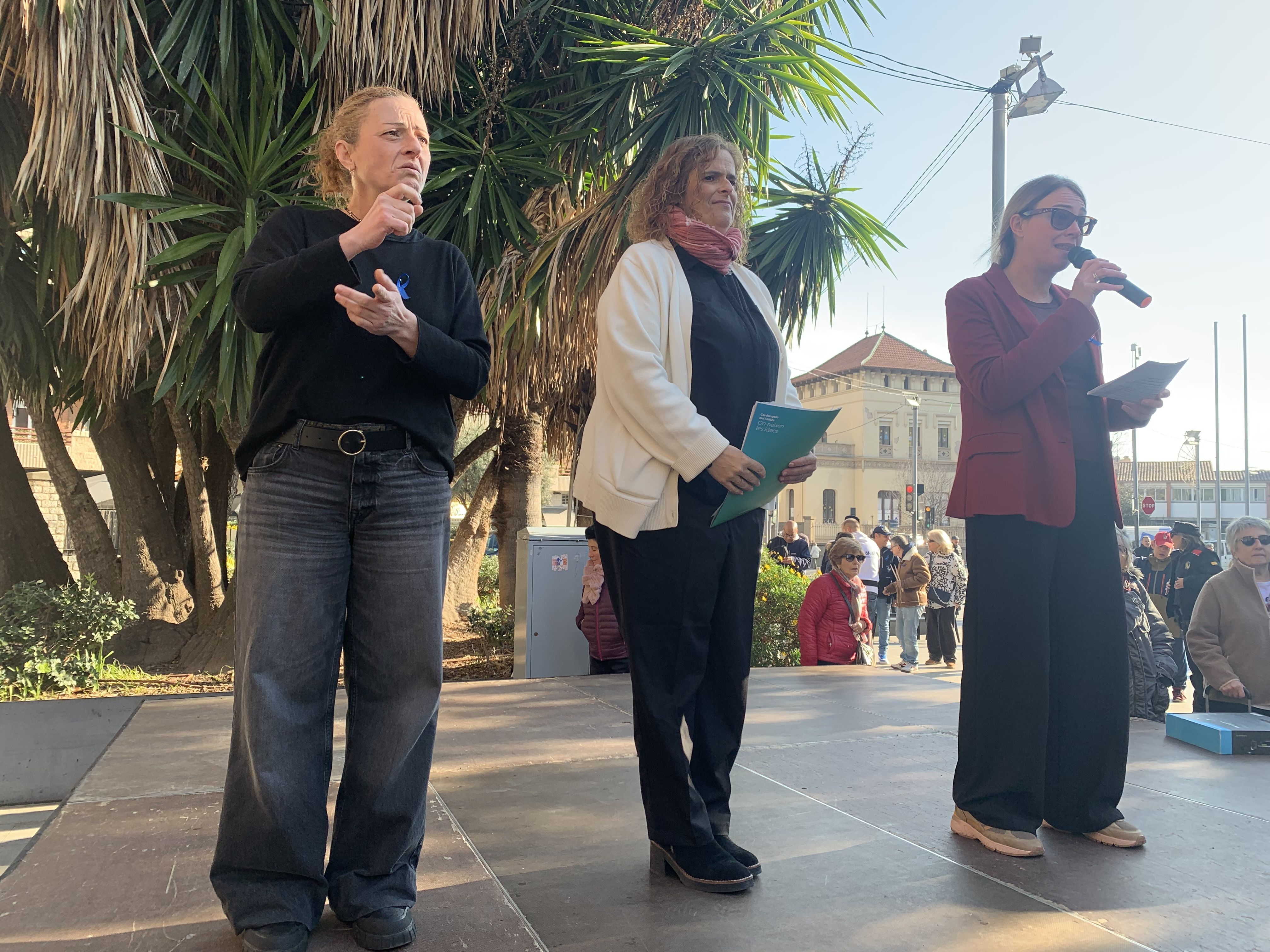 La regidora d’Acció Social, Sonia Rodríguez, agraeix el compromís de les entitats i reafirma el treball per una Cerdanyola més inclusiva, amb traducció simultànea en llenguatge de signes. FOTO: Judit Josa