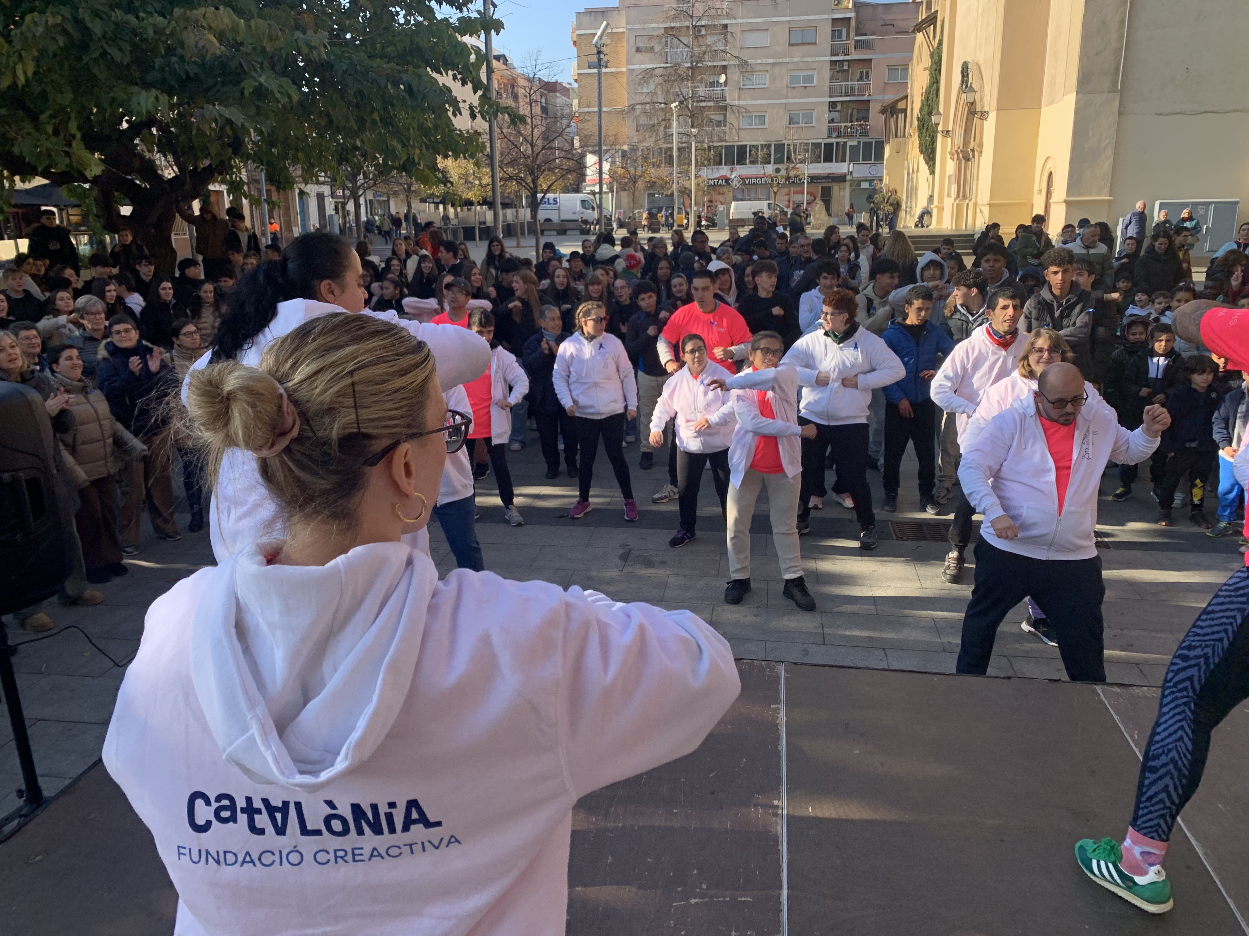 Demostració de Zumba, una activitat diària dels usuaris de la Fundació Catalonia Creactiva. FOTO: Judit Josa