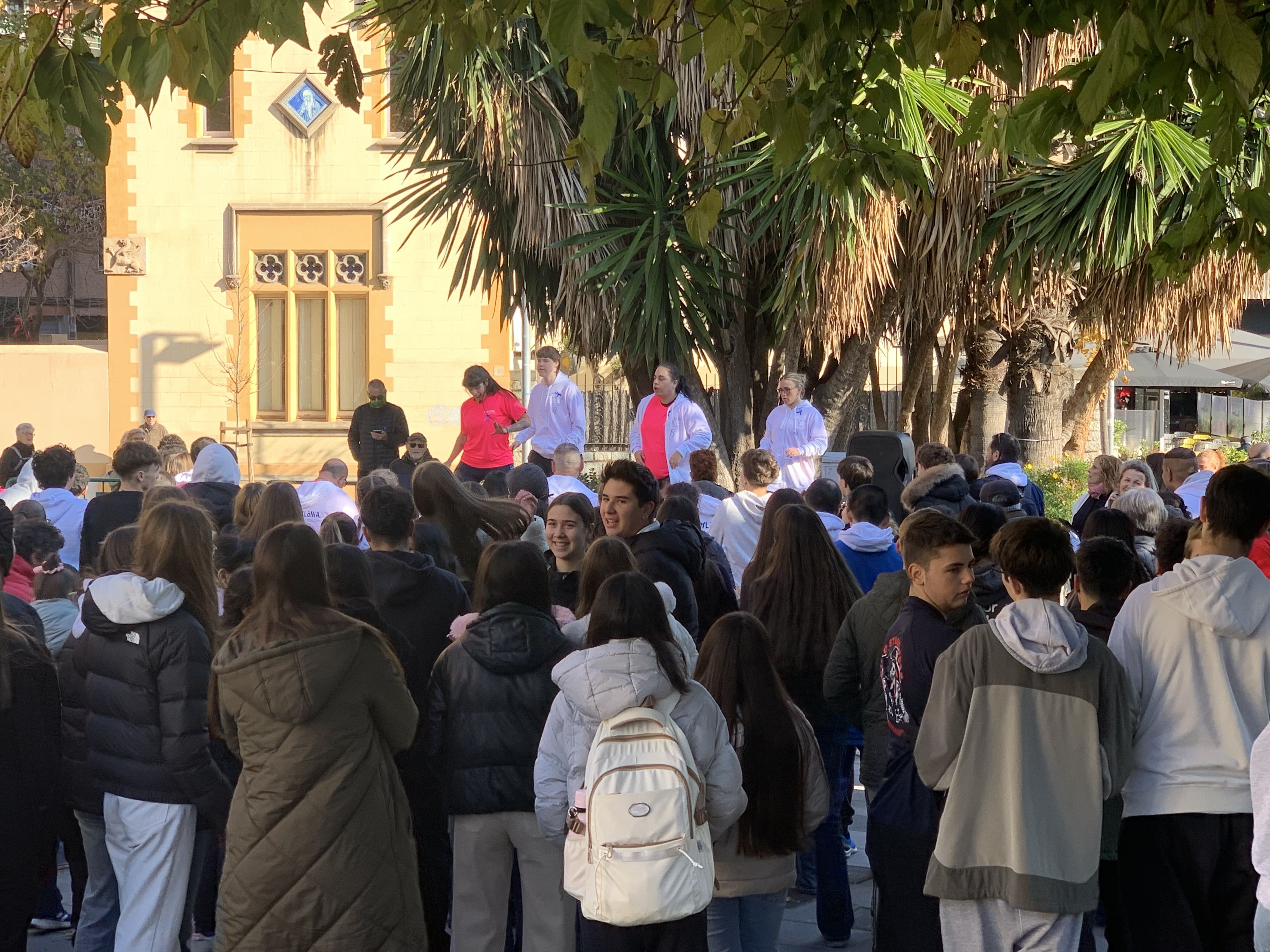 La plaça d’Abat Oliba s’omple de llaços blaus, infants, joves i entitats en una jornada comunitària per la inclusió. FOTO: Judit Josa