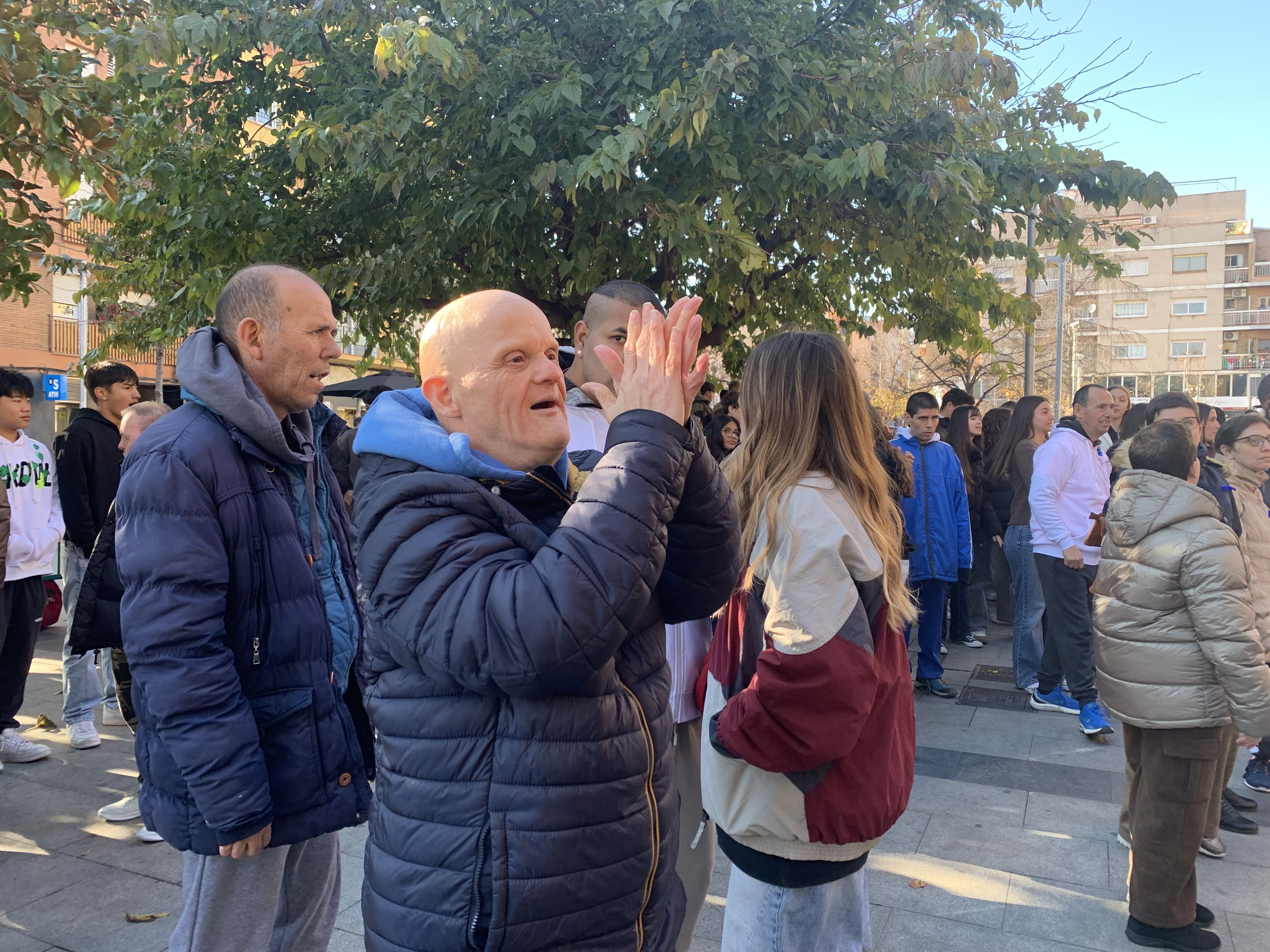 Expressions d’alegria i complicitat durant les activitats de moviment del matí. FOTO: Judit Josa