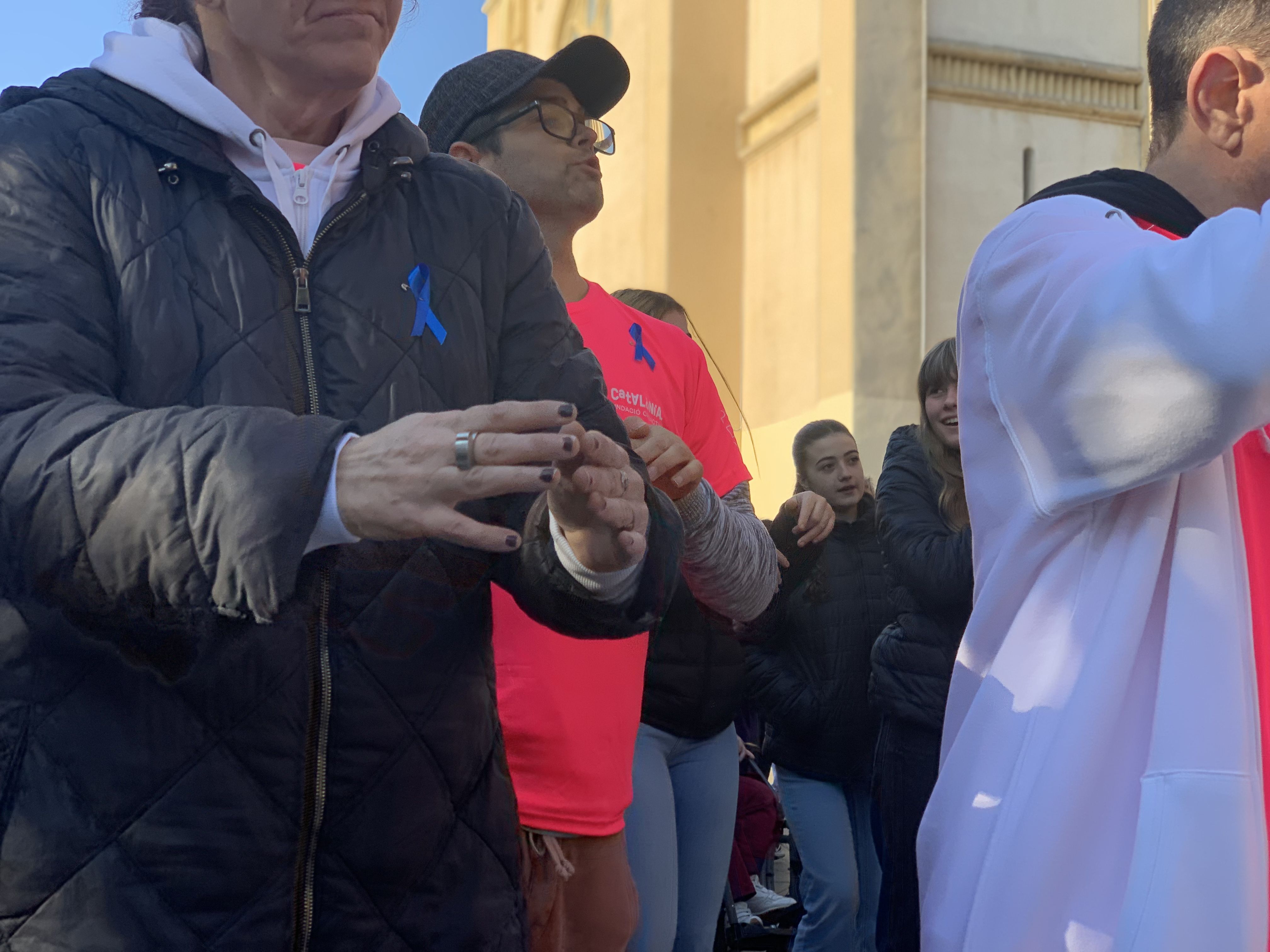 Els llaços blaus, símbol de la diada, en les solapes de participants i assistents. Hi havia fins i tot qui s'havia fet el llaç amb ganxet. FOTO: Judit Josa