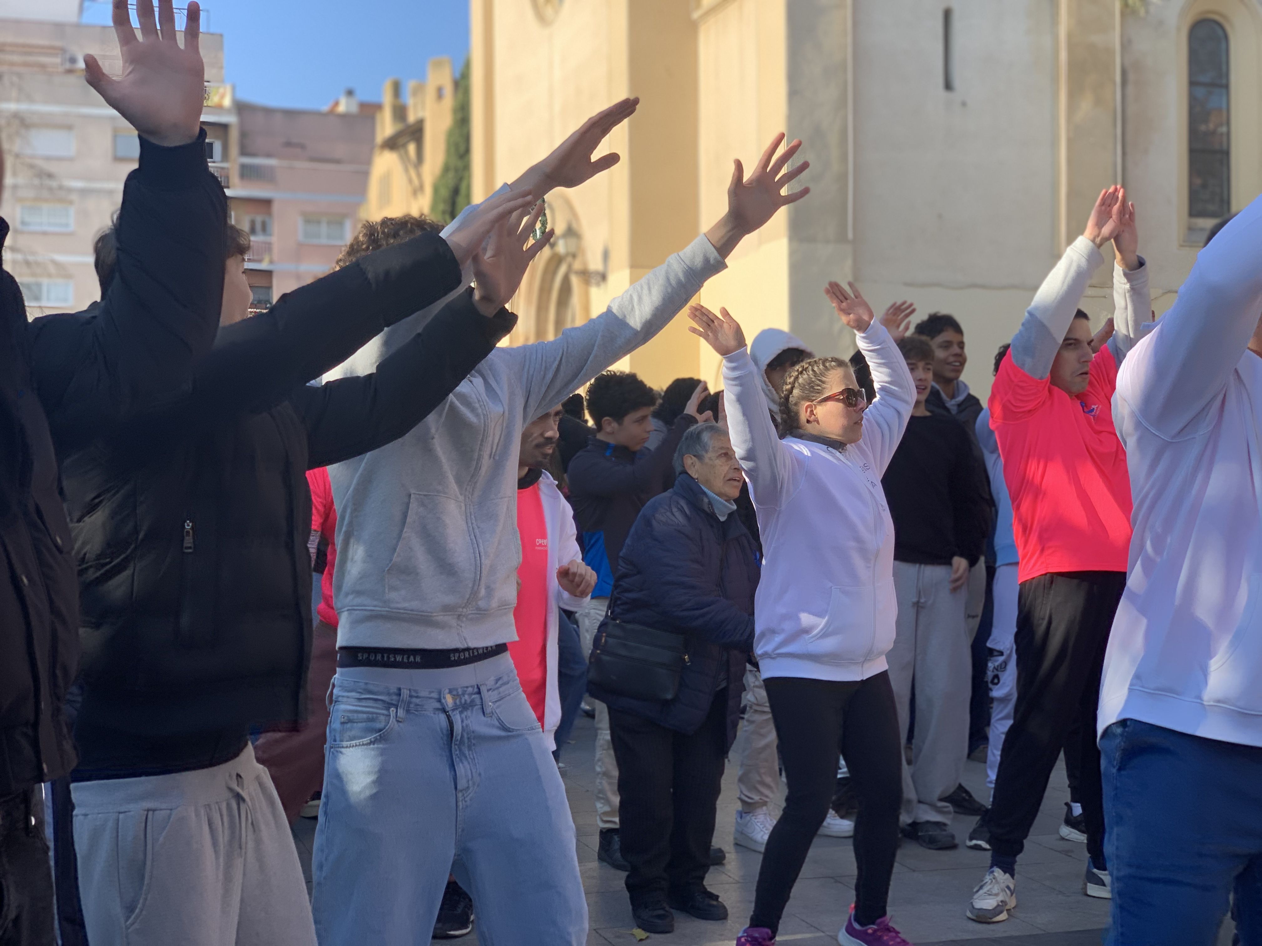 Joves de l’Institut Banús i infants de l’Escola Sant Martí i jparticipen activament en les activitats de la jornada. FOTO: Judit Josa