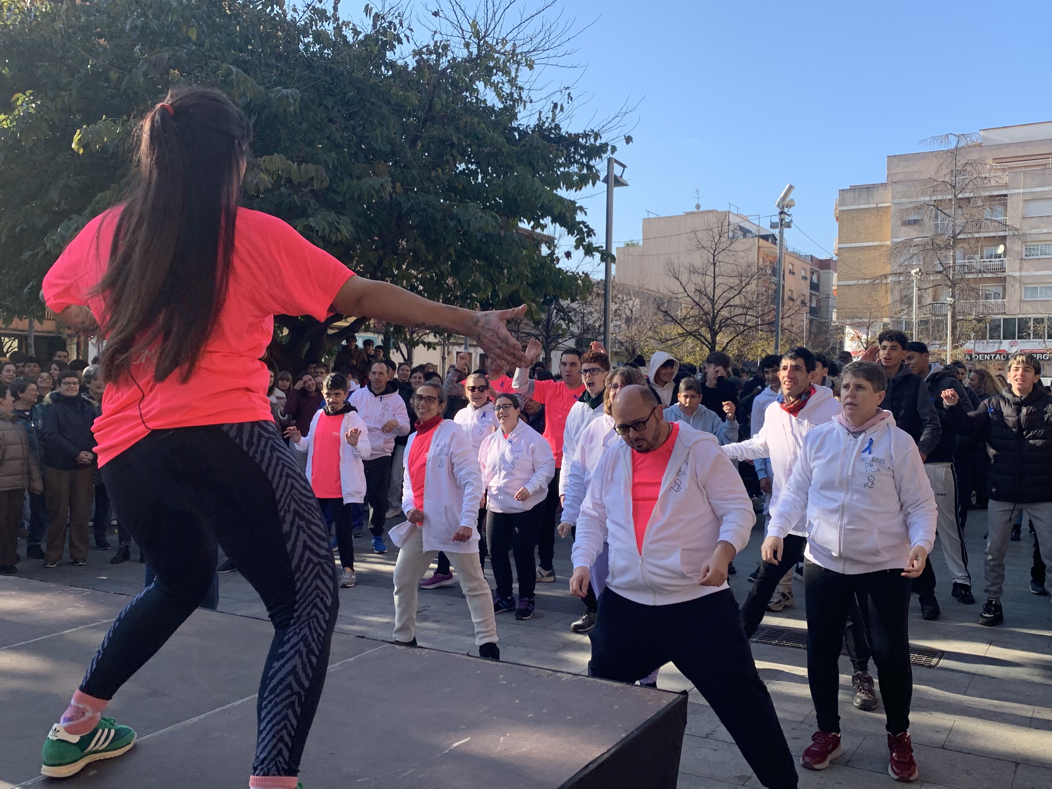 Participants de totes les edats fan una sessió de Zumba guiada per Catalònia, Fundació Creactiva. FOTO: Judit Josa