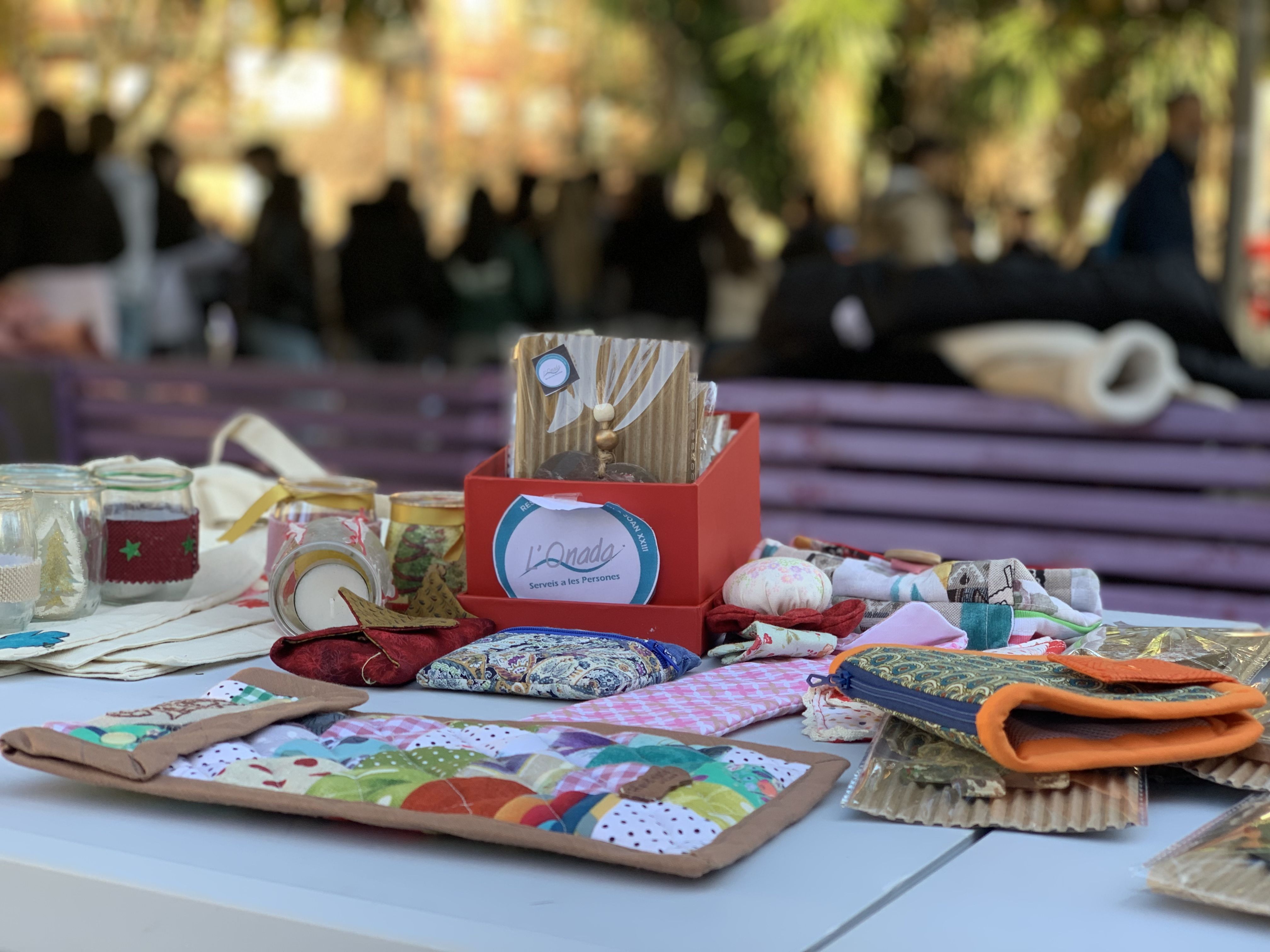 La parada d’objectes manufacturats de Joan XXIII – L’Onada recapta fons per a la Marató de TV3. FOTO: Judit Josa