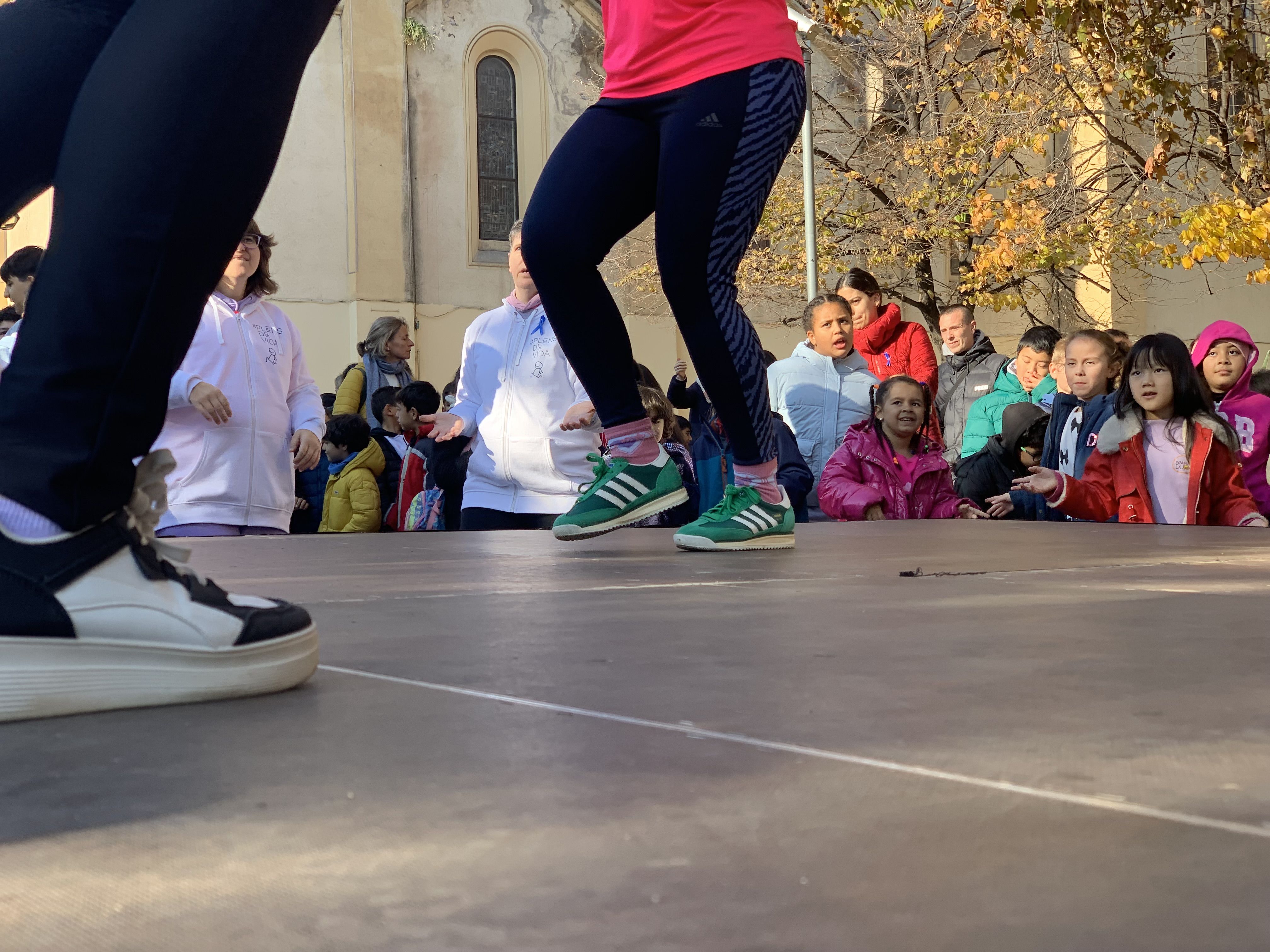 Usuàries, infants, joves i professionals ballen Zumba plegats en una exhibició que omple la plaça d’alegria i reivindicació. FOTO: Judit Josa