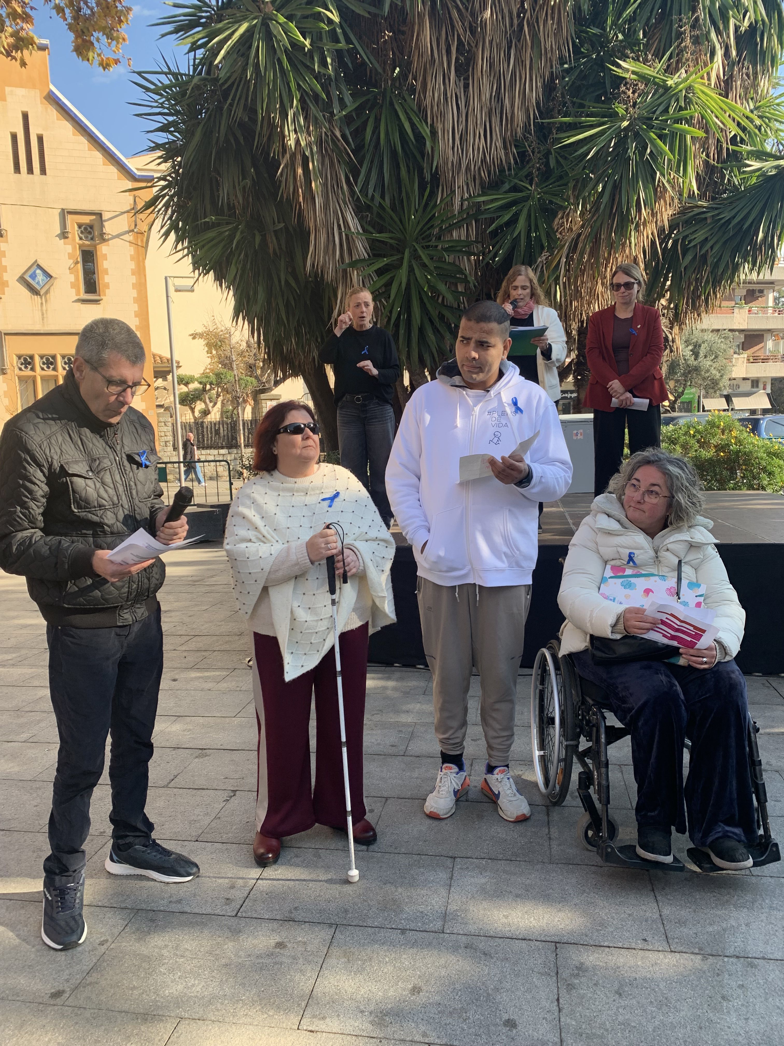 Lídia (ACIC), Pol (Catalònia Creactiva) i Mercè (Tots Vàlids) llegeixen el manifest reclamant inclusió, drets i visibilitat. FOTO: Judit Josa