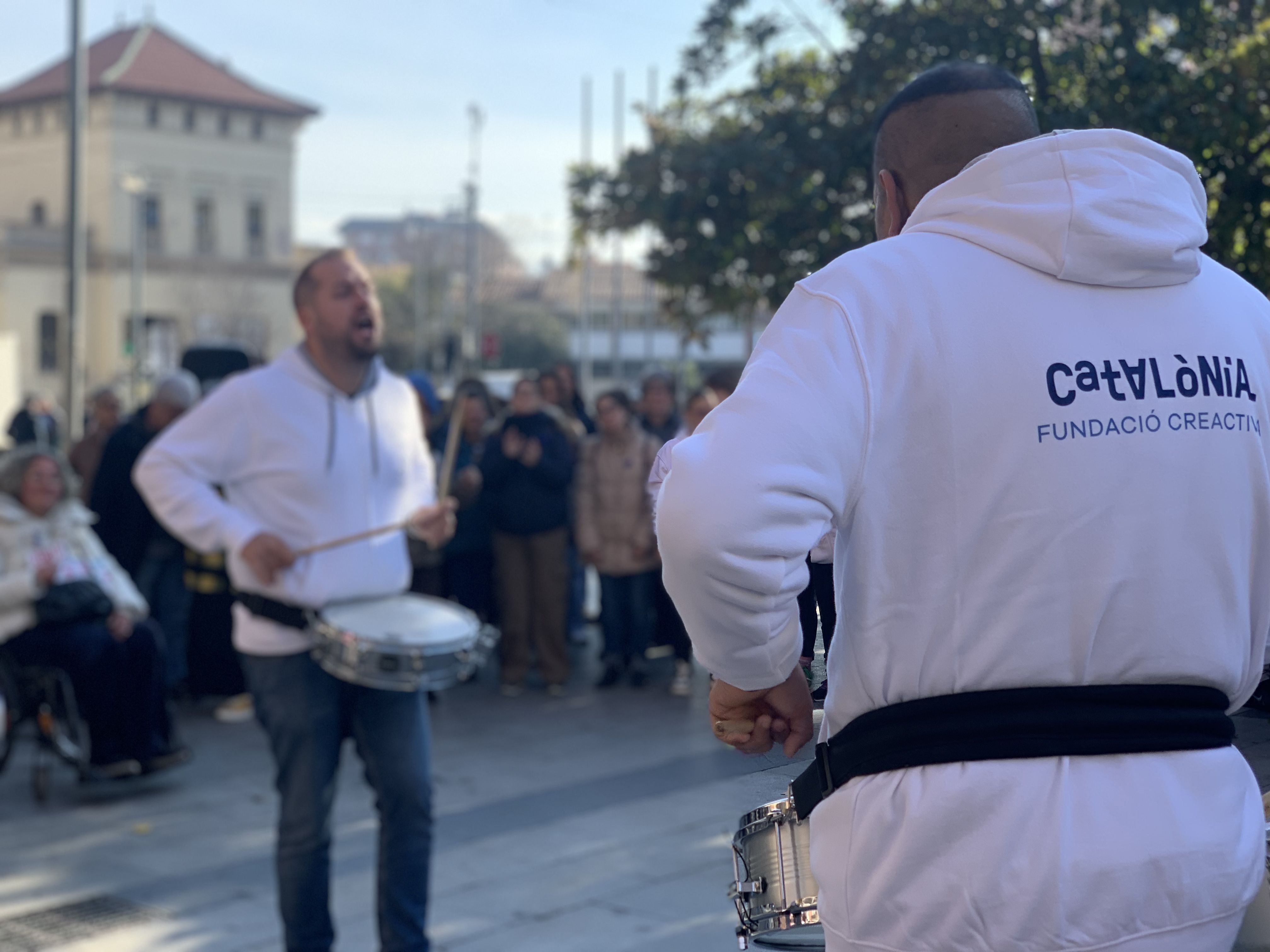 Actuació del grup de batukada de Catalònia Fundació Creactiva en l'inici del Dia Internacional de la disCapacitat / Diversitat Funcional, dimecres, a la plaça d'Abat Oliba. FOTO: Judit Josa.