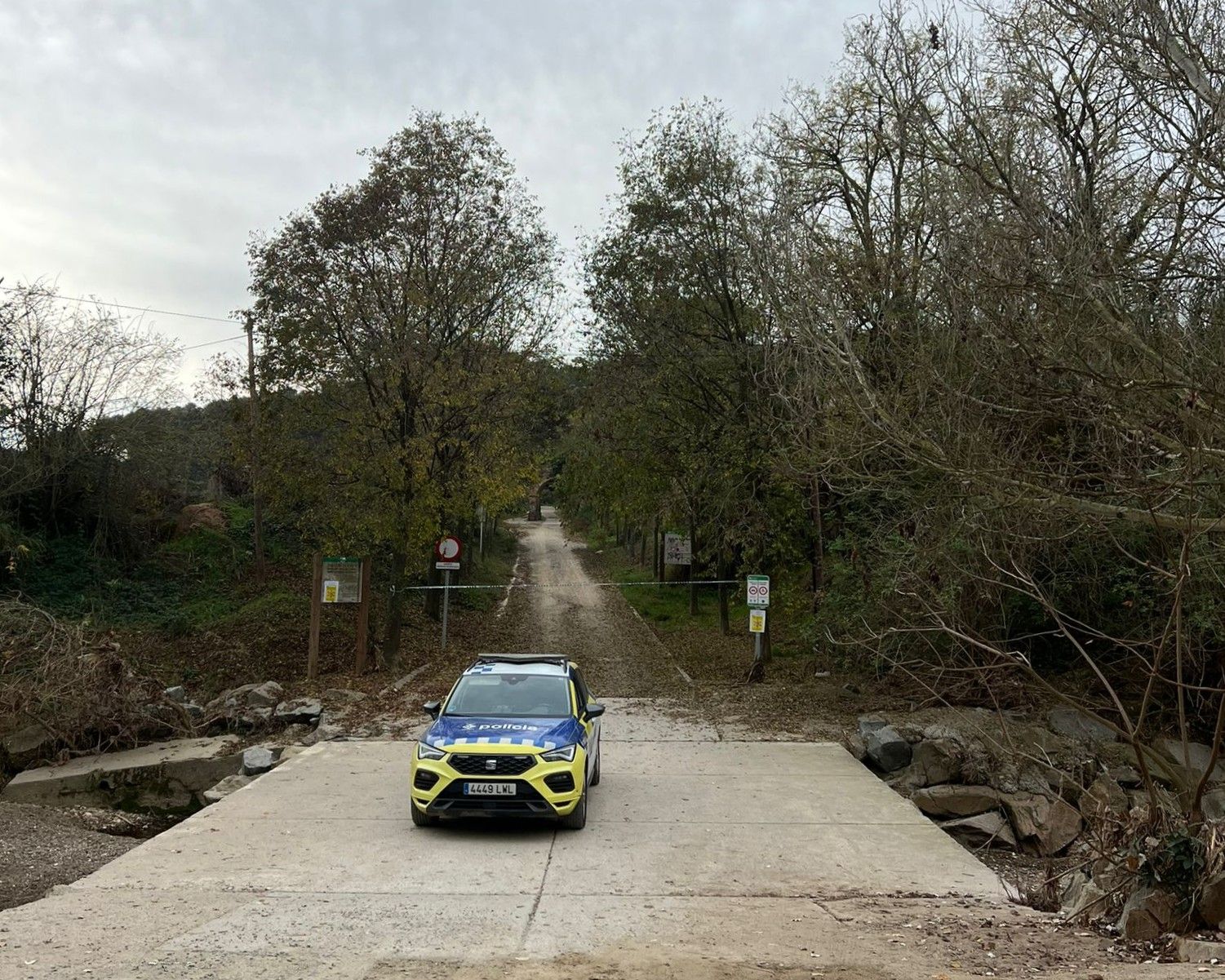 Accés al camí a Sant Iscle tancat i vigilat per la policia local. Foto: Laia Jubany