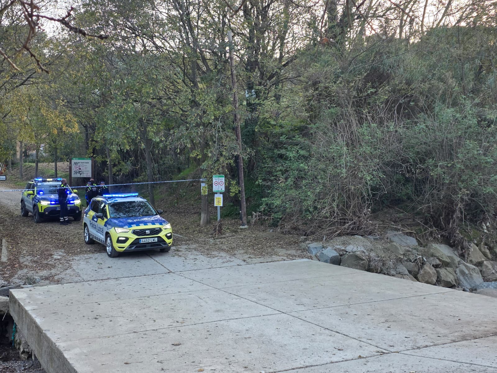 Vigilancia policial en el camí a Sant Iscle. Foto Marc Mata 
