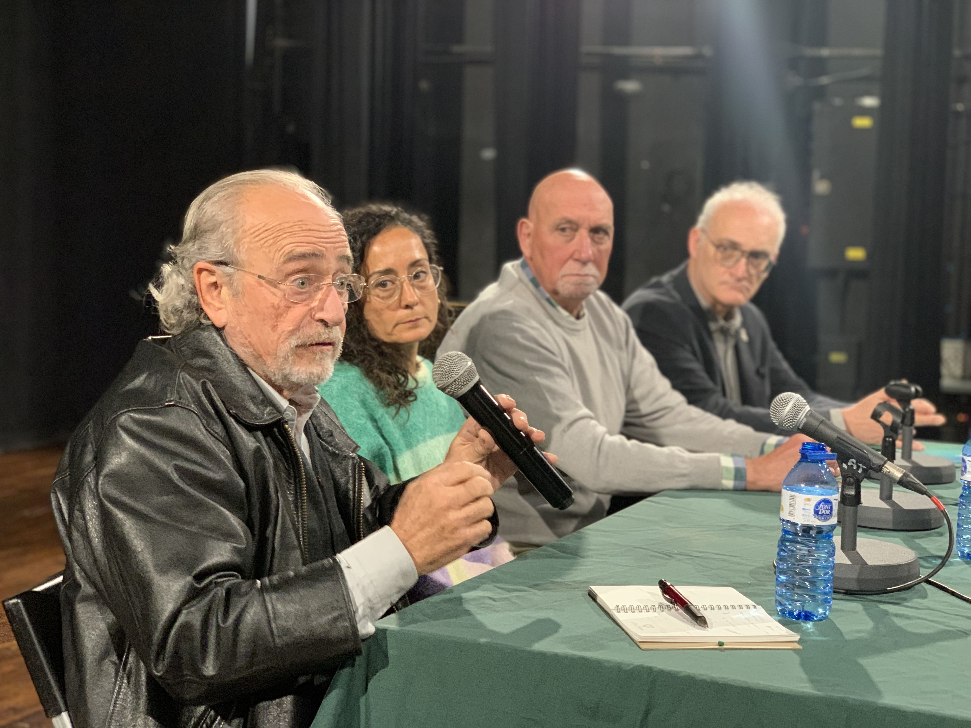 El pneumòleg Josep Tarrés i la documentalista Isabel Andrés, amb Jordi Joan Mata i el regidor Antonio Otero, a la taula rodona. FOTO: Judit Josa