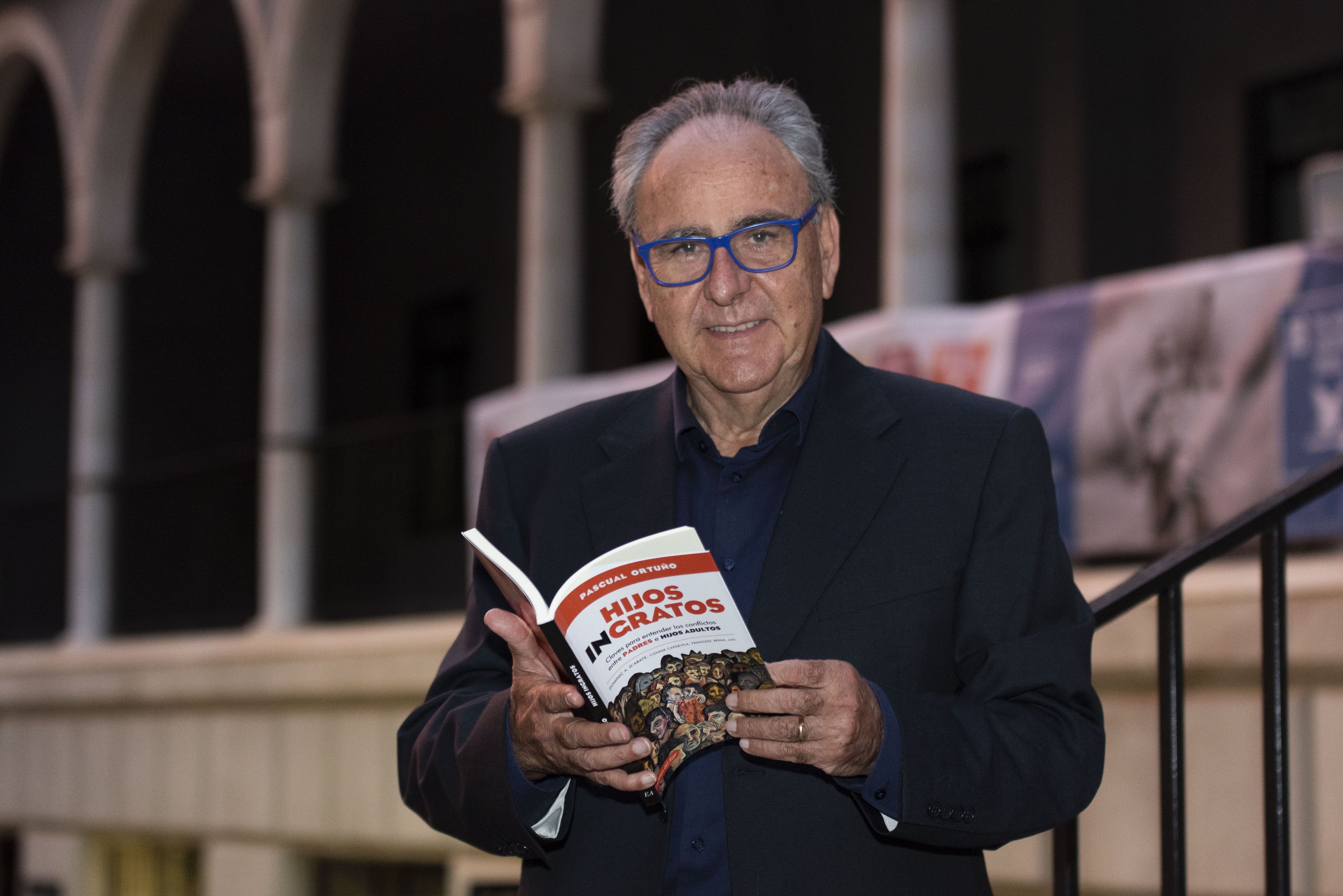 El magistrat Pascual Ortuño amb el llibre que presenta dimecres a la masia de Can Serraperera. FOTO: Cedida