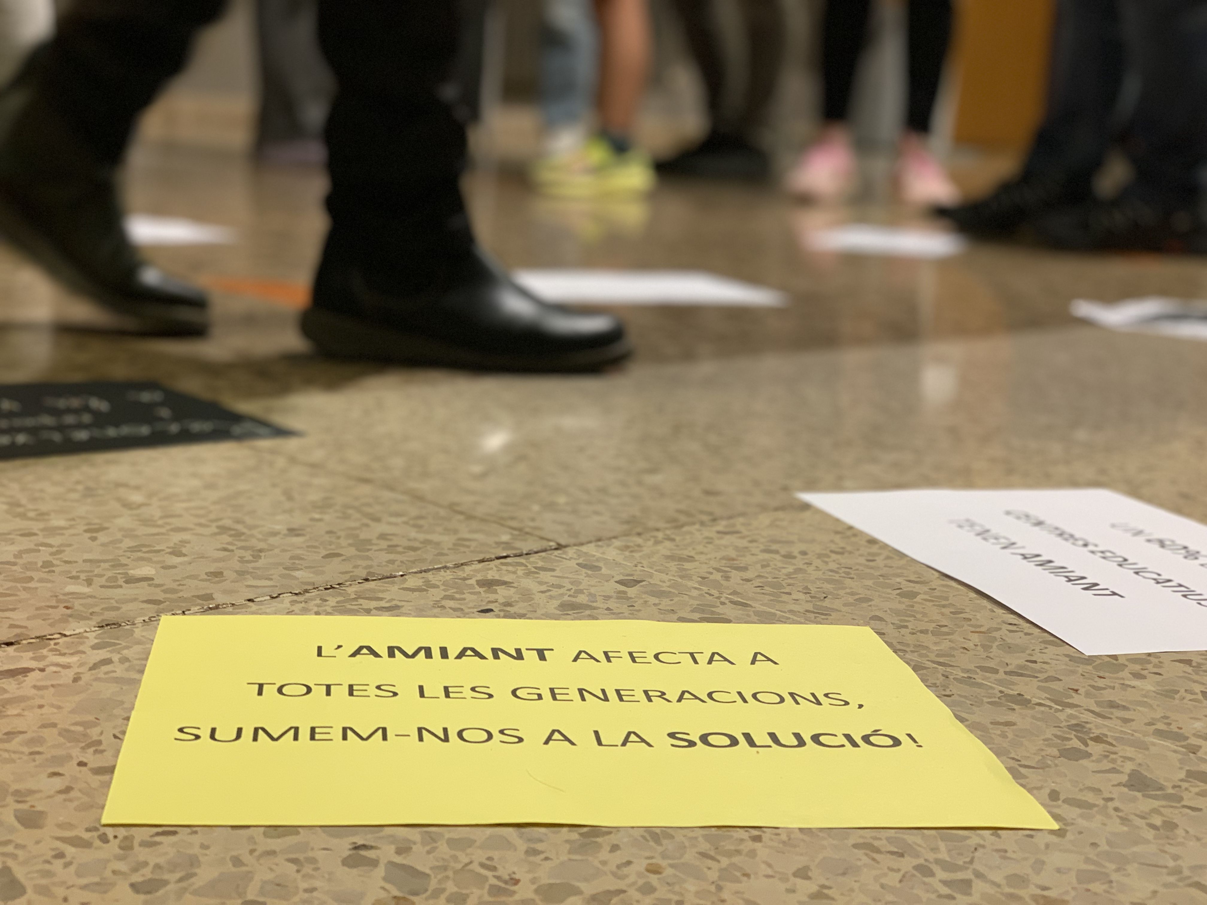 Acció de la Plataforma d'Ampes i AFIS de Cerdanyola a la sortida de la projecció. FOTO: Judit Josa.