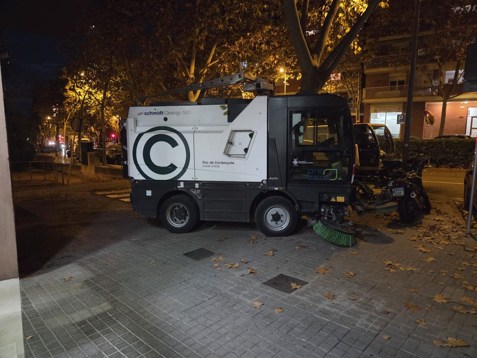 El vehicle de neteja mal aparcat, ocupant  la vorera i dificultant la mobilitat. FOTO: Marc 