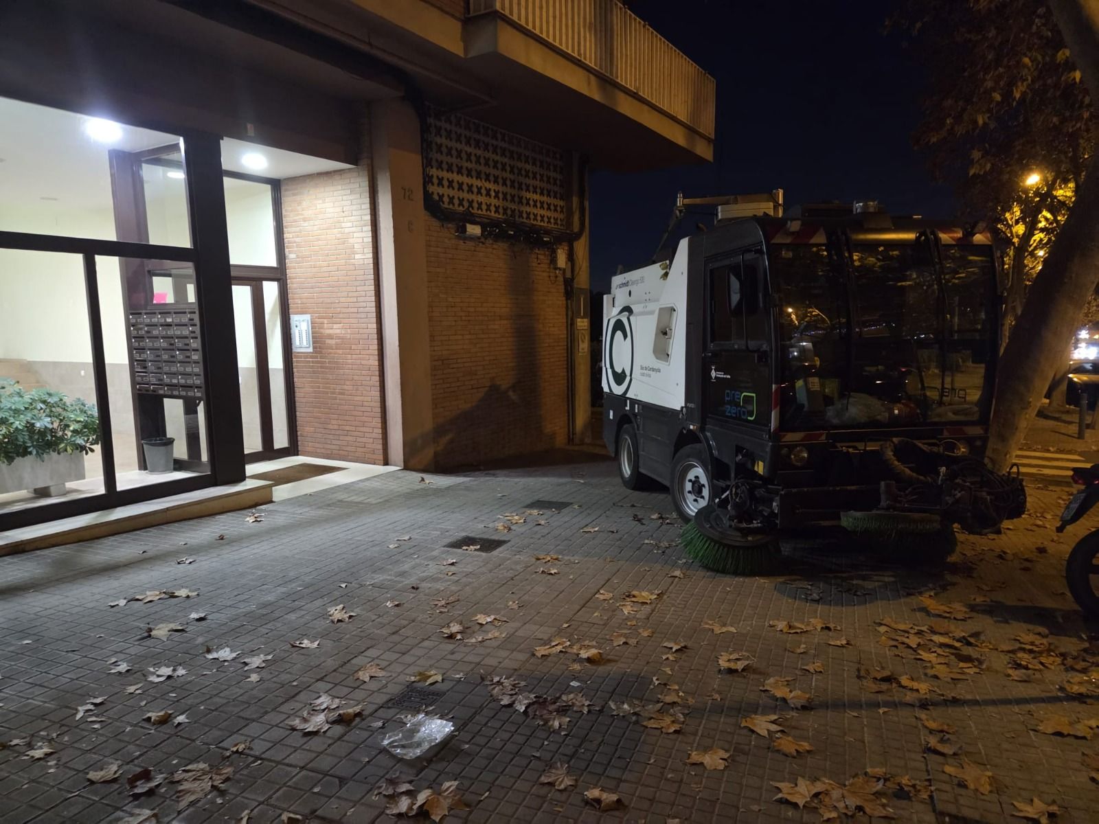 El vehicle de neteja mal aparcat, ocupant la vorera i dificultant la mobilitat, al taponar el pas de vianants. FOTO: Marc Riu