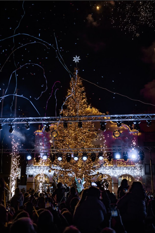 La imatge de l'encesa de les llums de Nadal il·lustra la portada del TOT dedicat a les festes. FOTO; Arnau Padilla. 