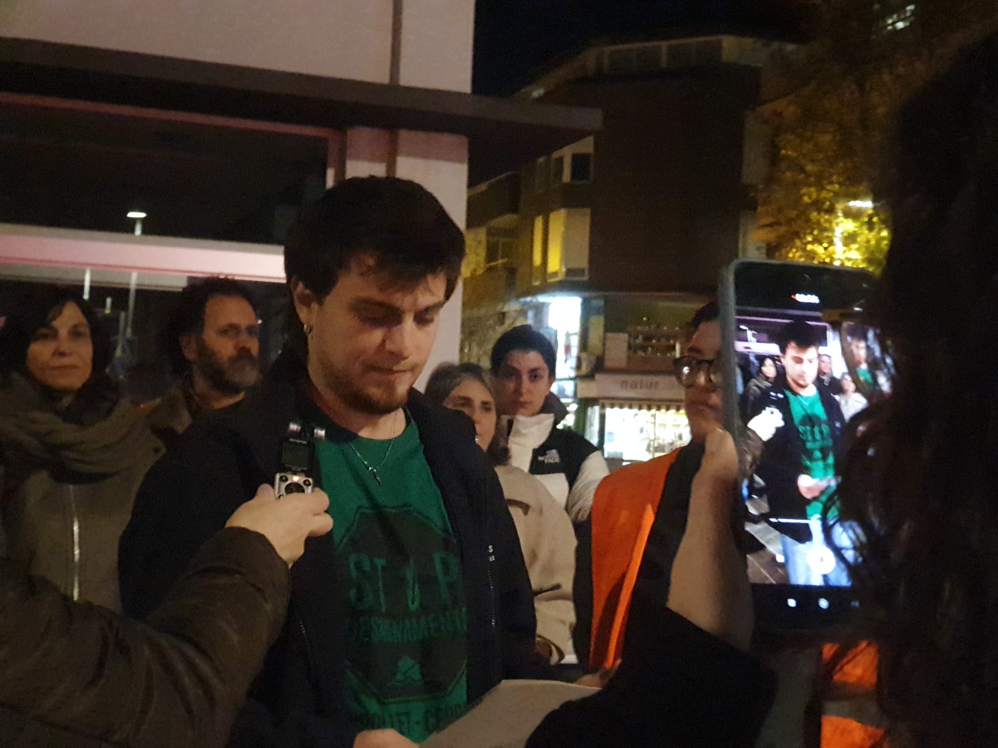 El representant de la PAH Joan Domingo Navarro llegeix la declaració conjunta davant els representants polítics d'ERC, Guanyem i En Comú Podem, aquest dimecres 10 de desembre. FOTO: Judit Josa