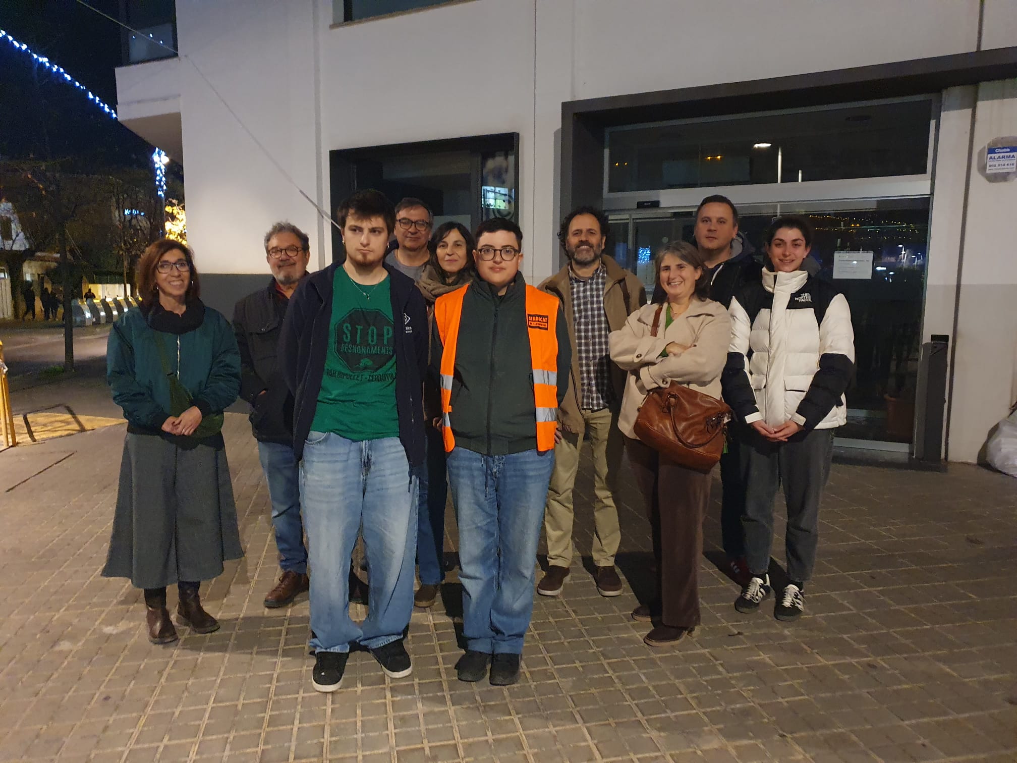 Representants de la PAH i el Sindicat de Llogateres, amb regidors i membres d'ERC, Guanyem i En Comú Podem al fons. FOTO: Judit Josa