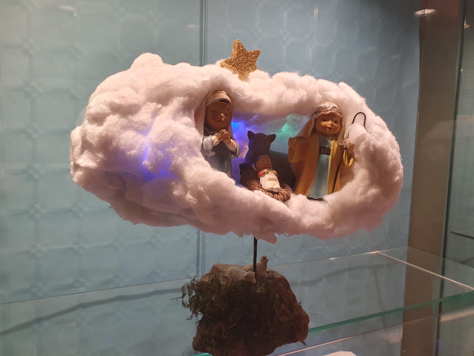 'Pesebre en nube', de Mercedes Bajo Aparicio, és un dels naixements que forma part de l'exposició. Foto: Judit Josa